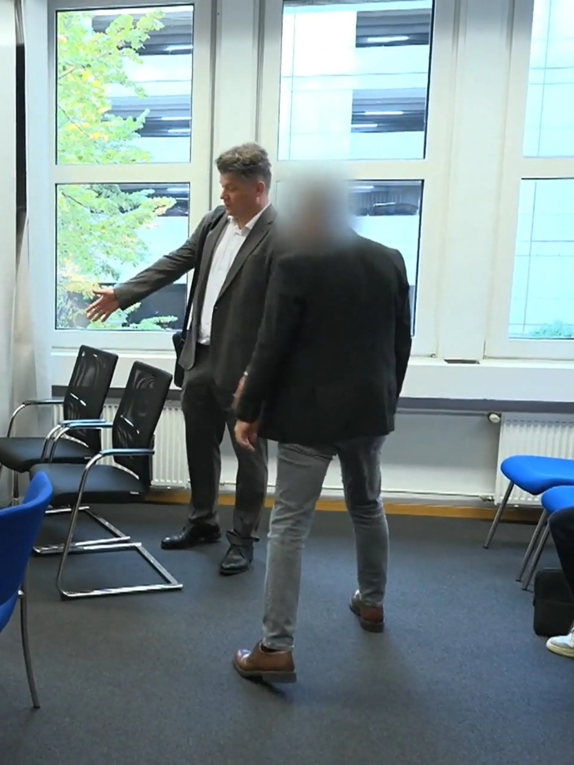 Bild zu: "Hitlerbart-Posting: Mitarbeiter scheitert vor Gericht"