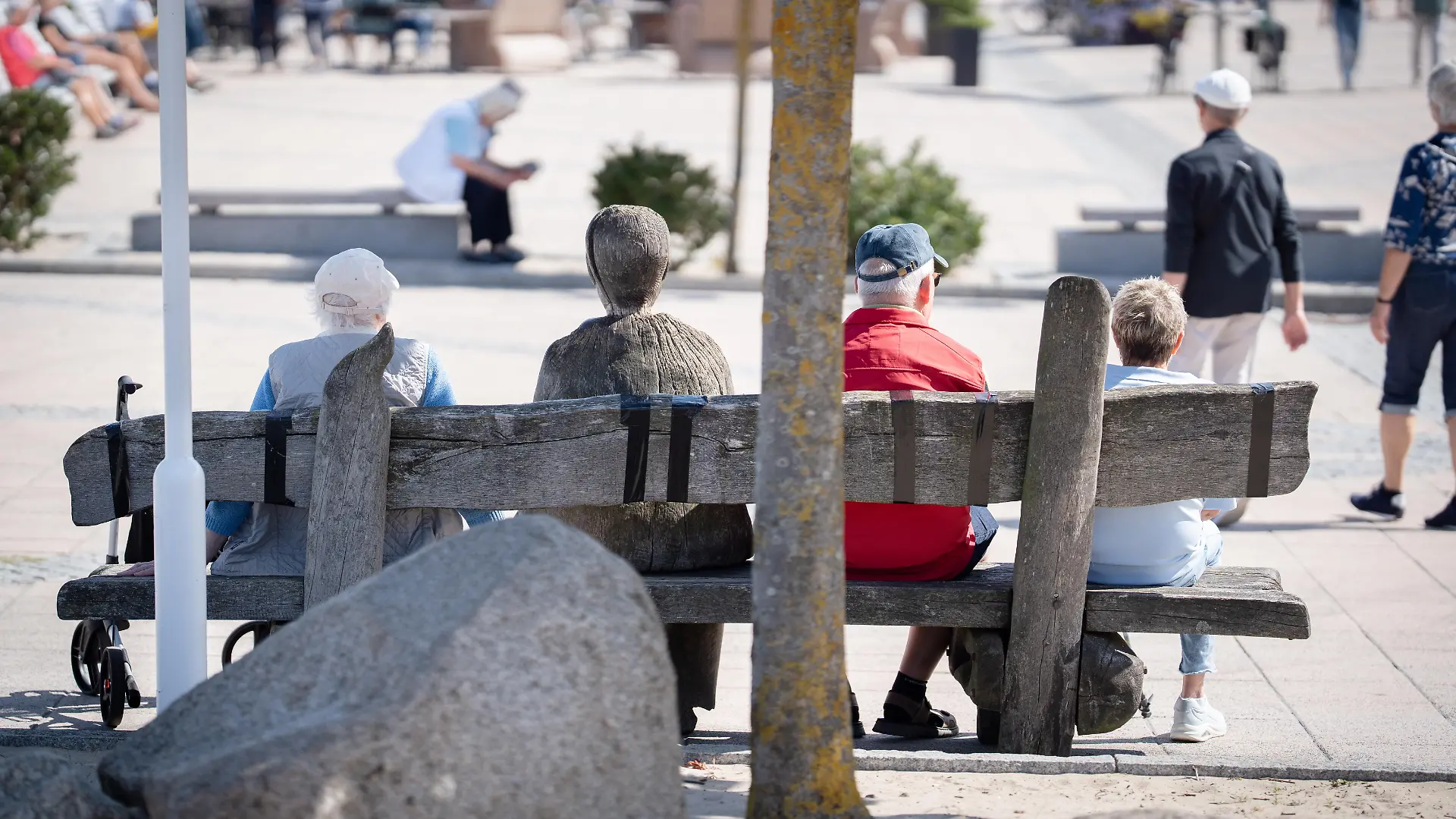 Ältere Menschen in Kühlungsborn an der Ostee im Sommer 2026