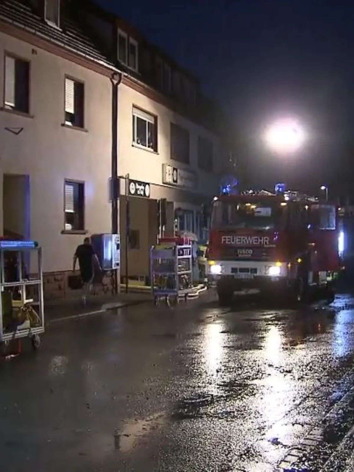 Die vergangene Nacht waren die Feuerwehren im Süden und Südosten von Hessen im Dauereinsatz. Überflutete Straßen, weggeschwemmte Autos und vollgelaufene Keller sorgten für Chaos. Und die Gefahr ist noch nicht gebannt.