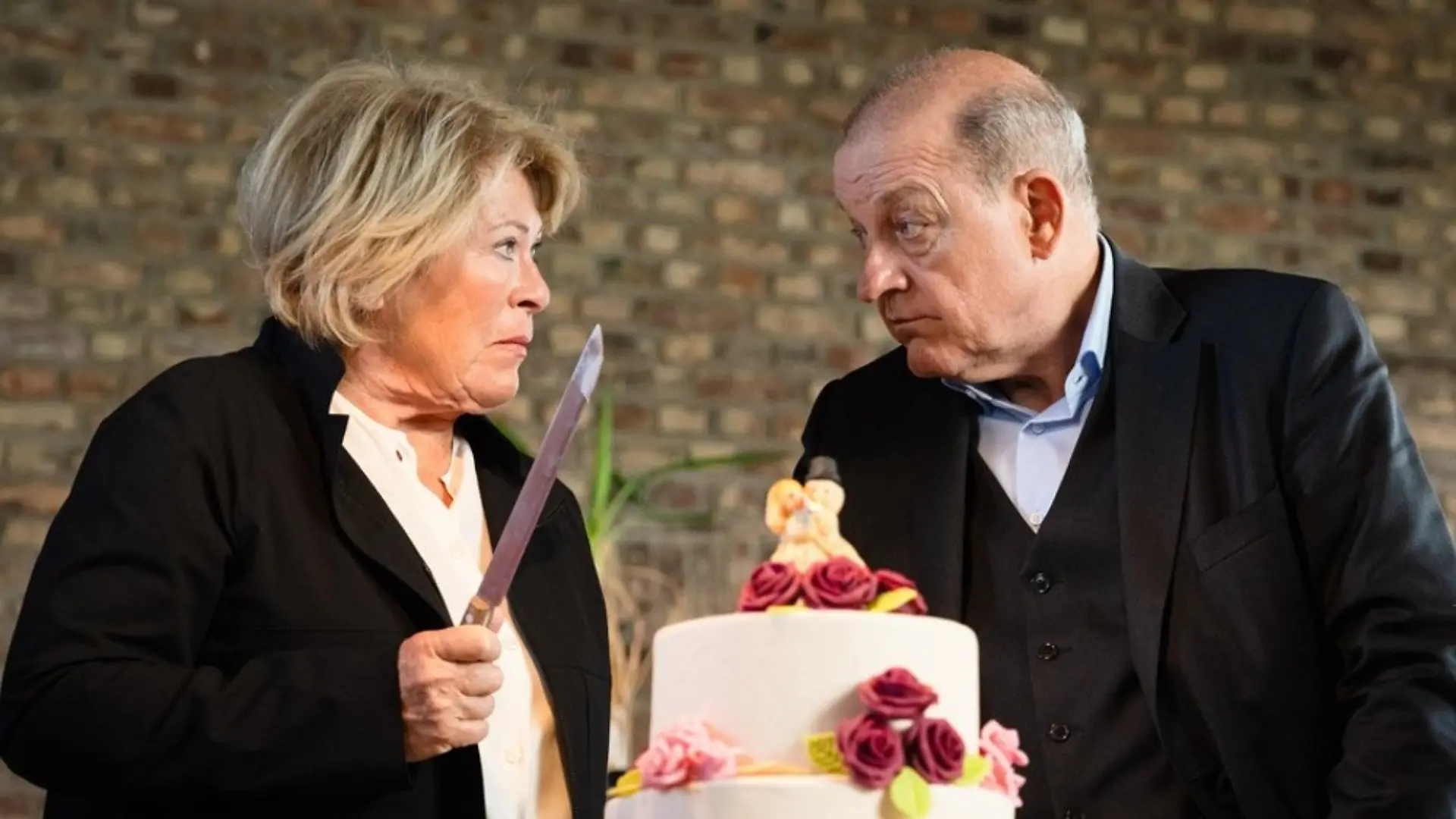 "Wilsberg: Einfach weg": Gemeinsam schneiden Anna Springer (Rita Russek, l.) und Wilsberg (Leonard Lansink) eine Torte an, die eigentlich für eine andere Hochzeit bestimmt war.