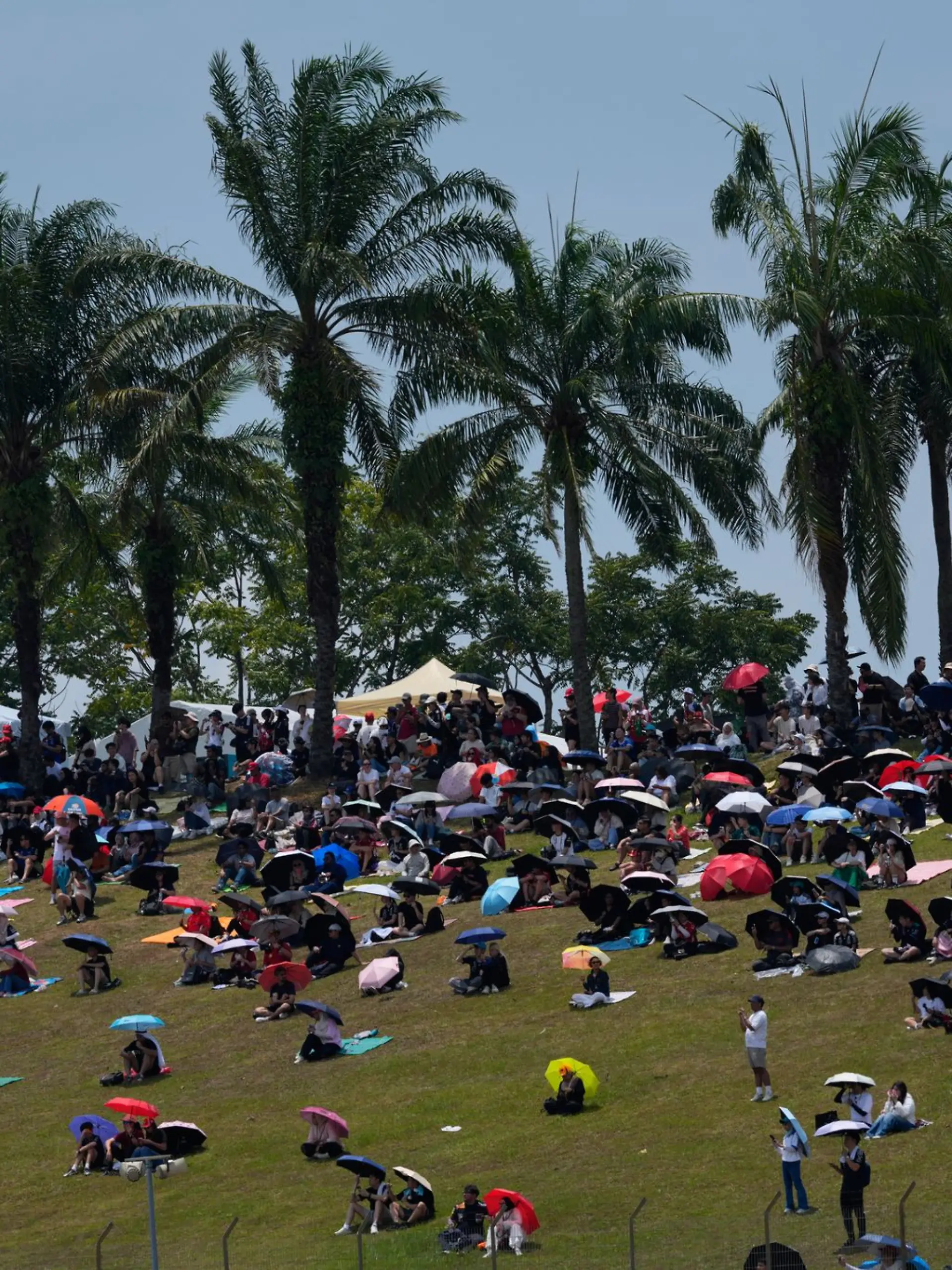 Bild zu: "Wütende Formel-1-Fans in Malaysia durch Abreise-Chaos"