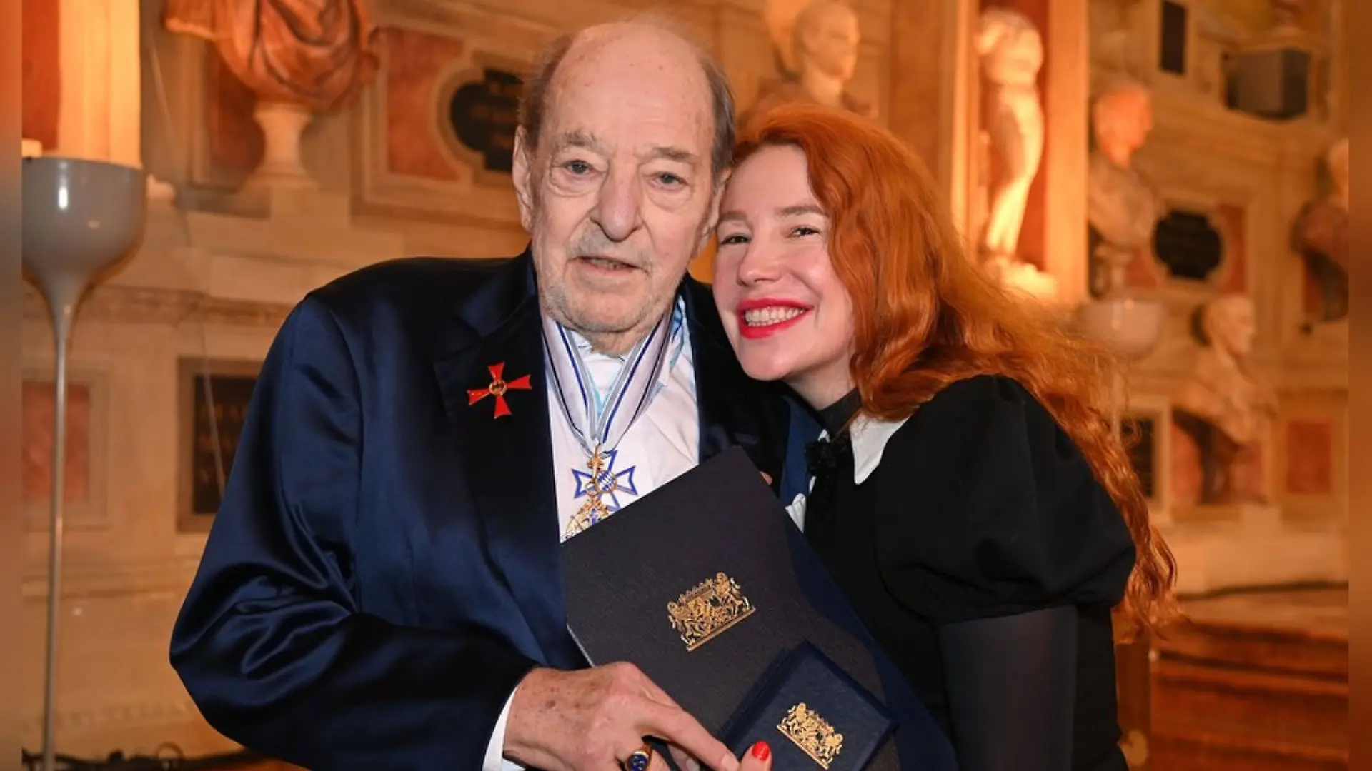 Ralph Siegel - hier mit Ehefrau Laura bei der Verleihung des Bayerischen Maximiliansorden im Dezember 2025 in München - will wieder zum ESC.