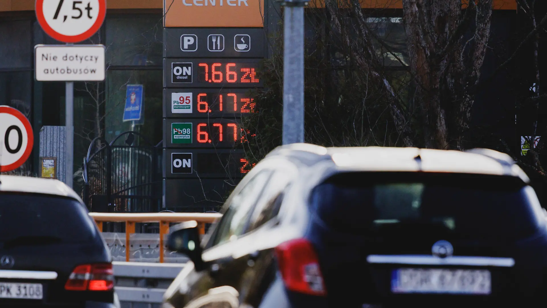 Preistafel in Zloty direkt an der deutsch-polnischen Grenze, aufgenommen in Zgorzelec, 10.04.2026. Aufgrund der politischen Situation im Nahen Osten sind die Benzinpreise in den letzten Wochen vor allem in Deutschland explodiert. Der Tanktourismus steigt in der Grenzregion aufgrund des Benzinpreisdeckels in Polen