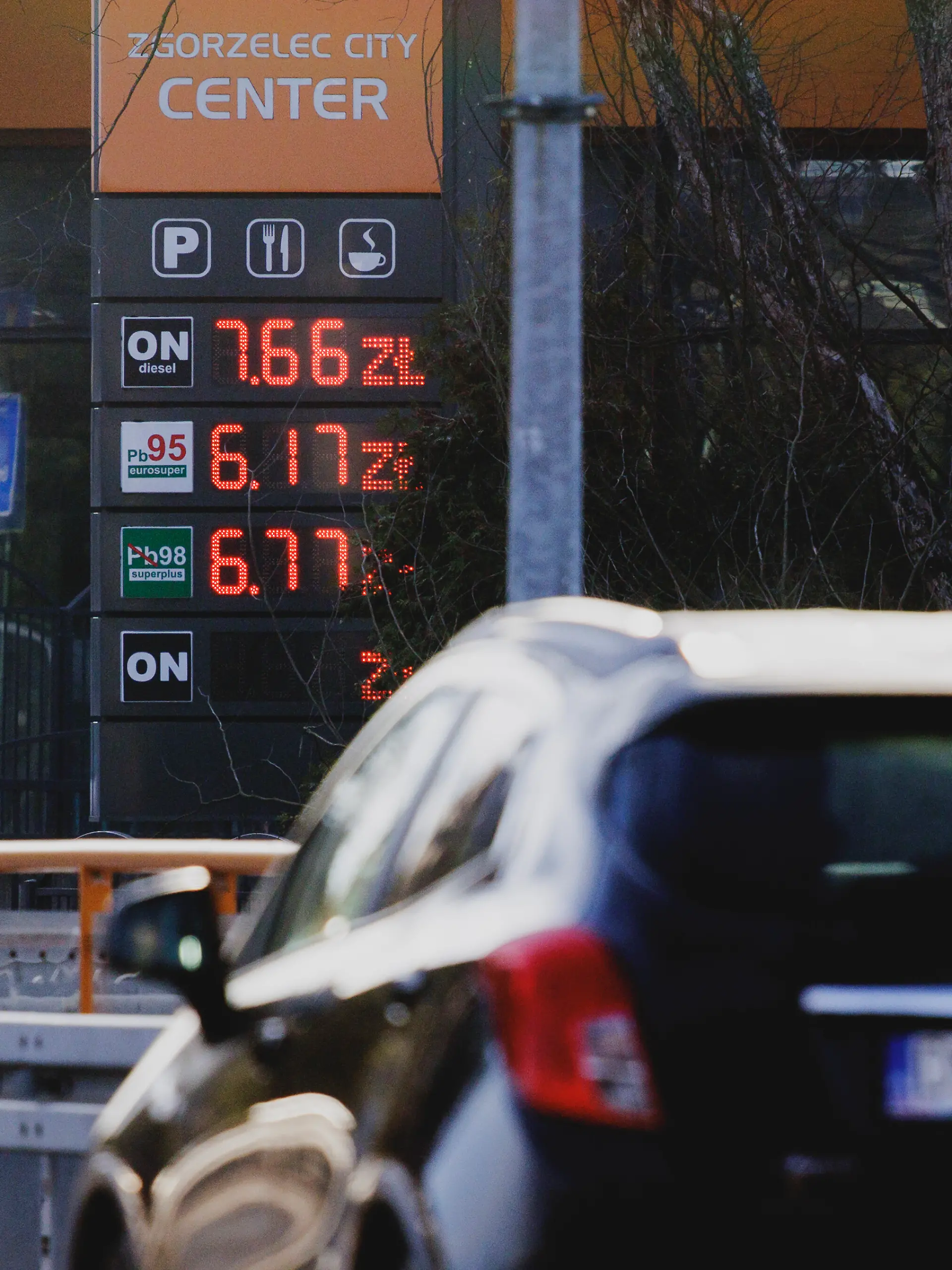 Preistafel in Zloty direkt an der deutsch-polnischen Grenze, aufgenommen in Zgorzelec, 10.04.2026. Aufgrund der politischen Situation im Nahen Osten sind die Benzinpreise in den letzten Wochen vor allem in Deutschland explodiert. Der Tanktourismus steigt in der Grenzregion aufgrund des Benzinpreisdeckels in Polen