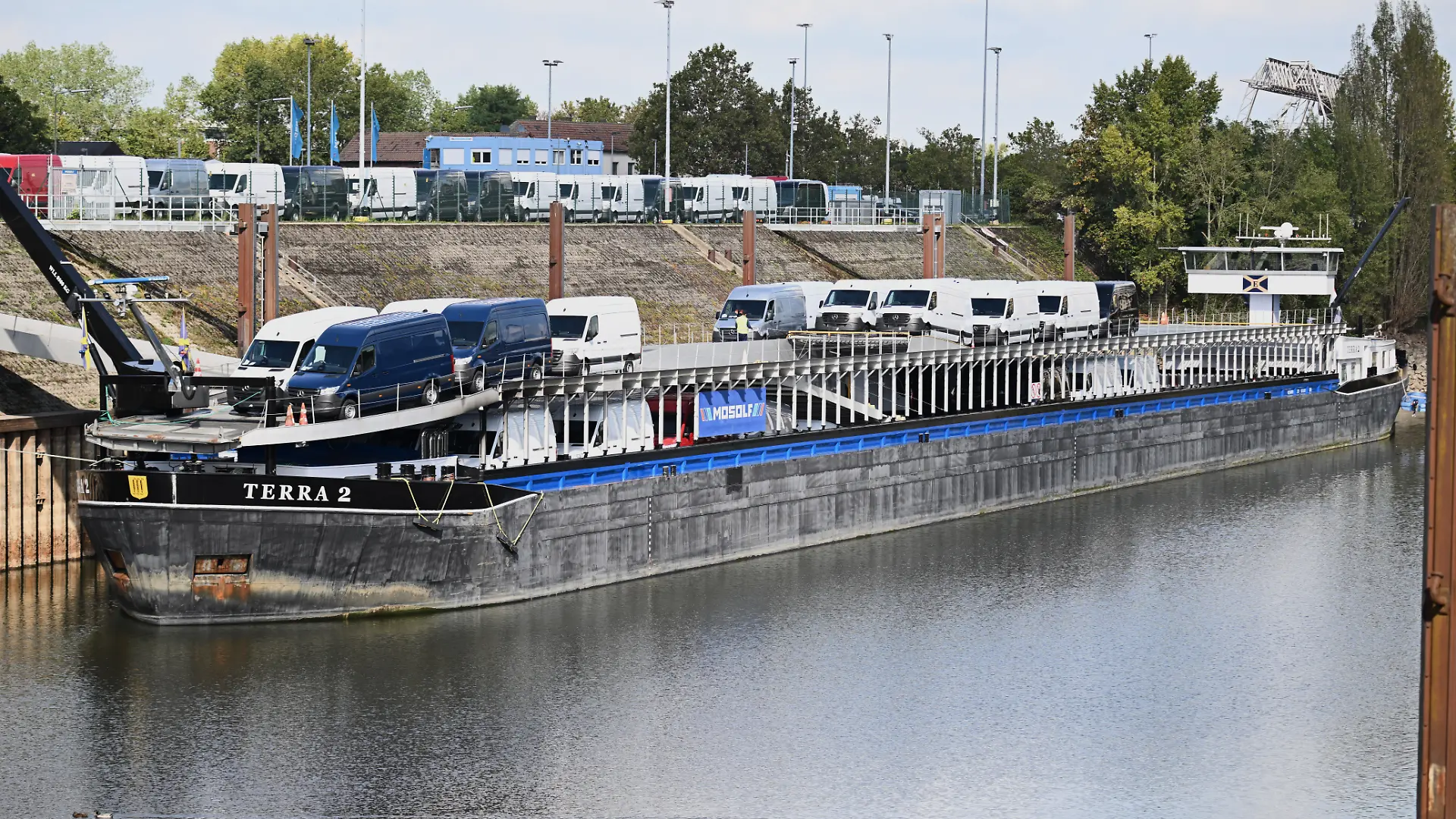 Das Frachtschiff „Terra 2“ liegt im Hafen an dem Pier. Nach einer mehrtägigen Verzögerung hat es das Frachtschiff, das mit Mercedes-Sprintern beladen ist und im Düsseldorfer Hafen zwischenzeitlich auf einer Sandbank festsaß, auf den Rhein geschafft. (zu dpa: «Nach Sandbank-Malheur: Frachtschiff schafft es auf den Rhein») +++ dpa-Bildfunk +++