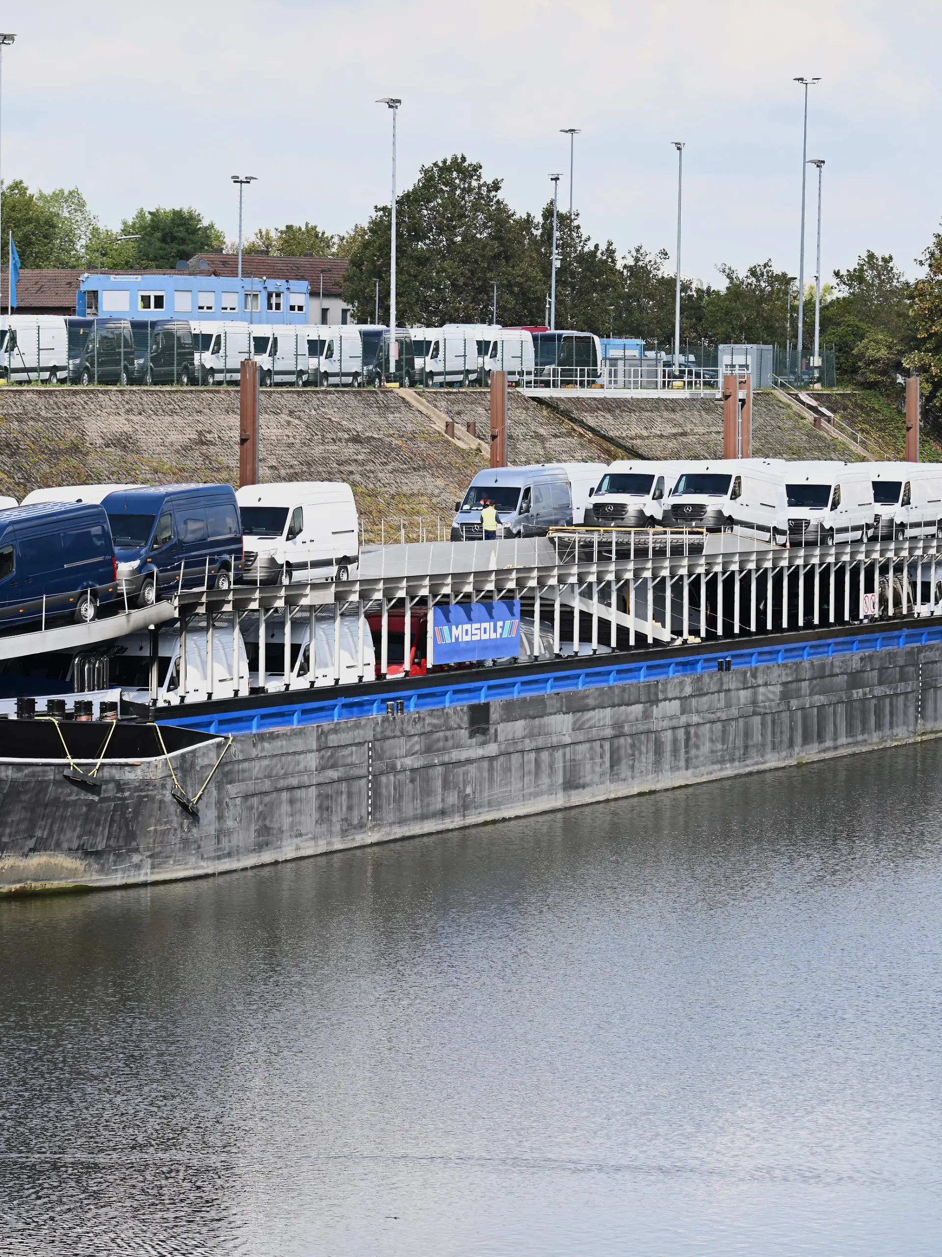 Das Frachtschiff „Terra 2“ liegt im Hafen an dem Pier. Nach einer mehrtägigen Verzögerung hat es das Frachtschiff, das mit Mercedes-Sprintern beladen ist und im Düsseldorfer Hafen zwischenzeitlich auf einer Sandbank festsaß, auf den Rhein geschafft. (zu dpa: «Nach Sandbank-Malheur: Frachtschiff schafft es auf den Rhein») +++ dpa-Bildfunk +++
