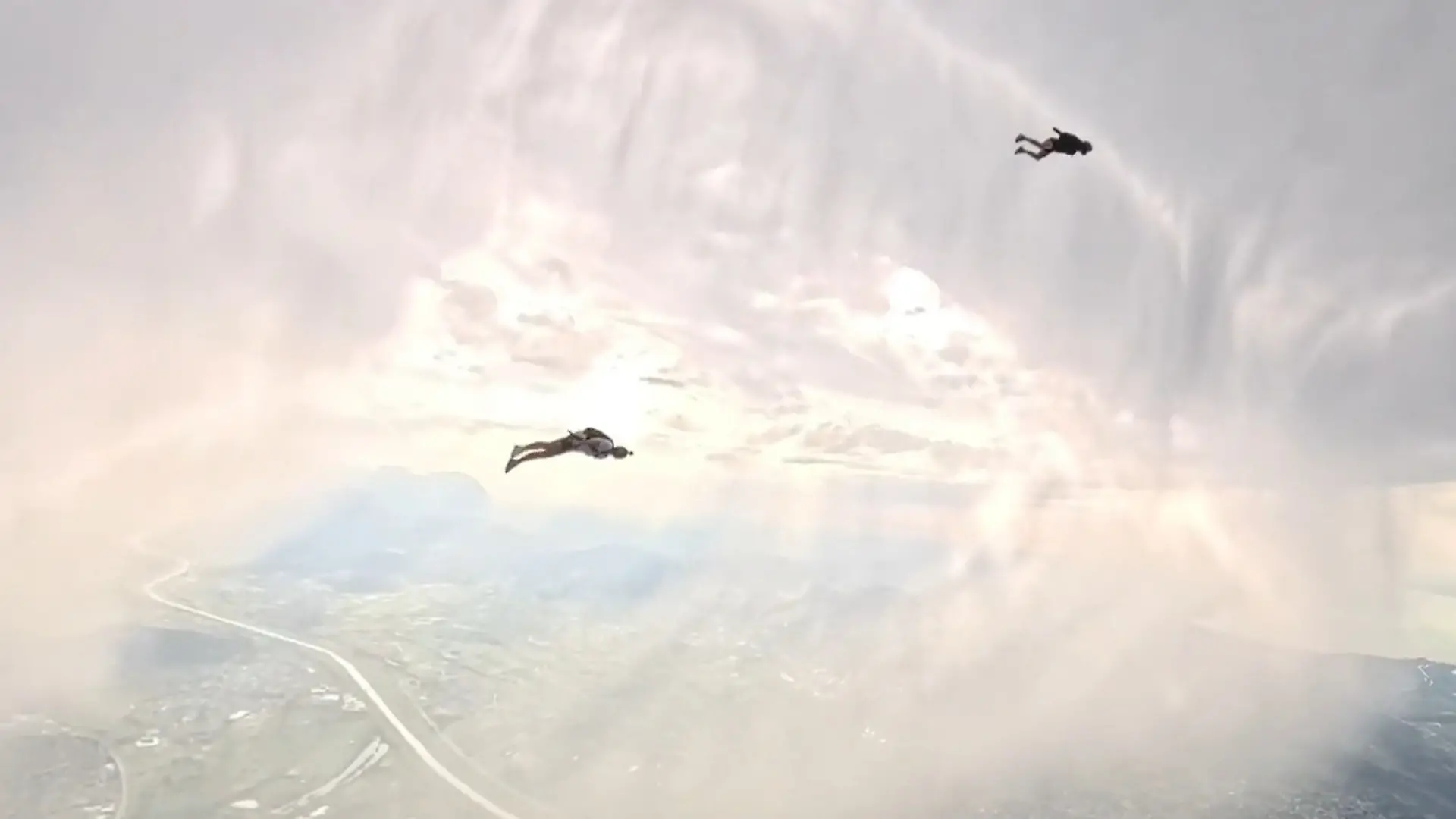 Gefährlicher Flug an der weißen Wand! Fallschirmspringer geraten vor Hagelfront Atemberaubende Bilder aus der Luft