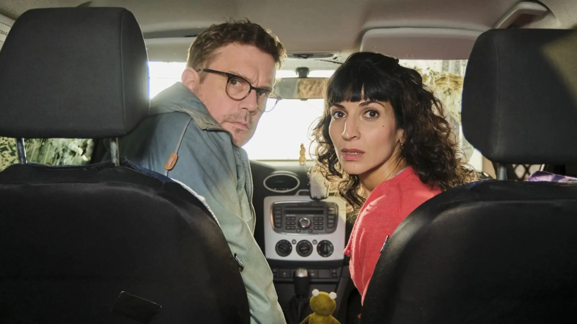Sebastian Bezzel und Neda Rahmanian als unfreiwillige Agenten in der Thrillerkomödie "Zwei Nummern zu groß".