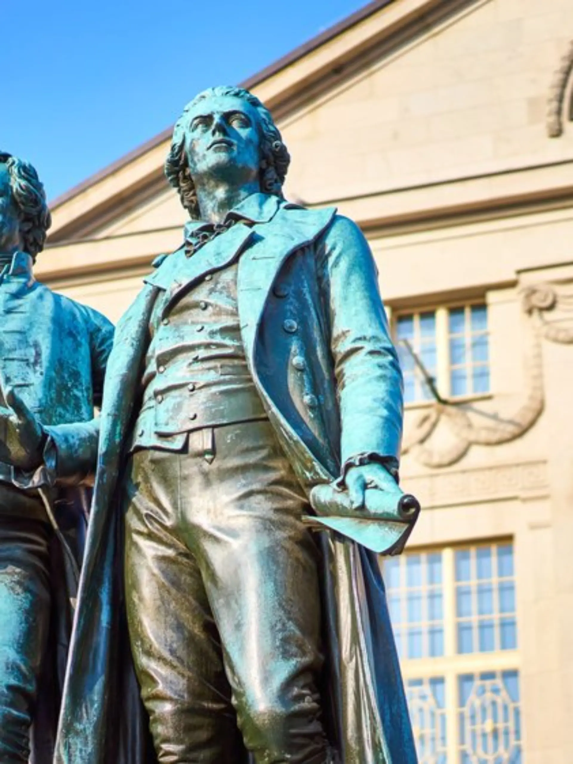 Historische Bibliotheken und berühmte Schriftsteller: Städte wie Weimar, Edinburgh oder Porto bieten Buchliebhabern zahlreiche Möglichkeiten.