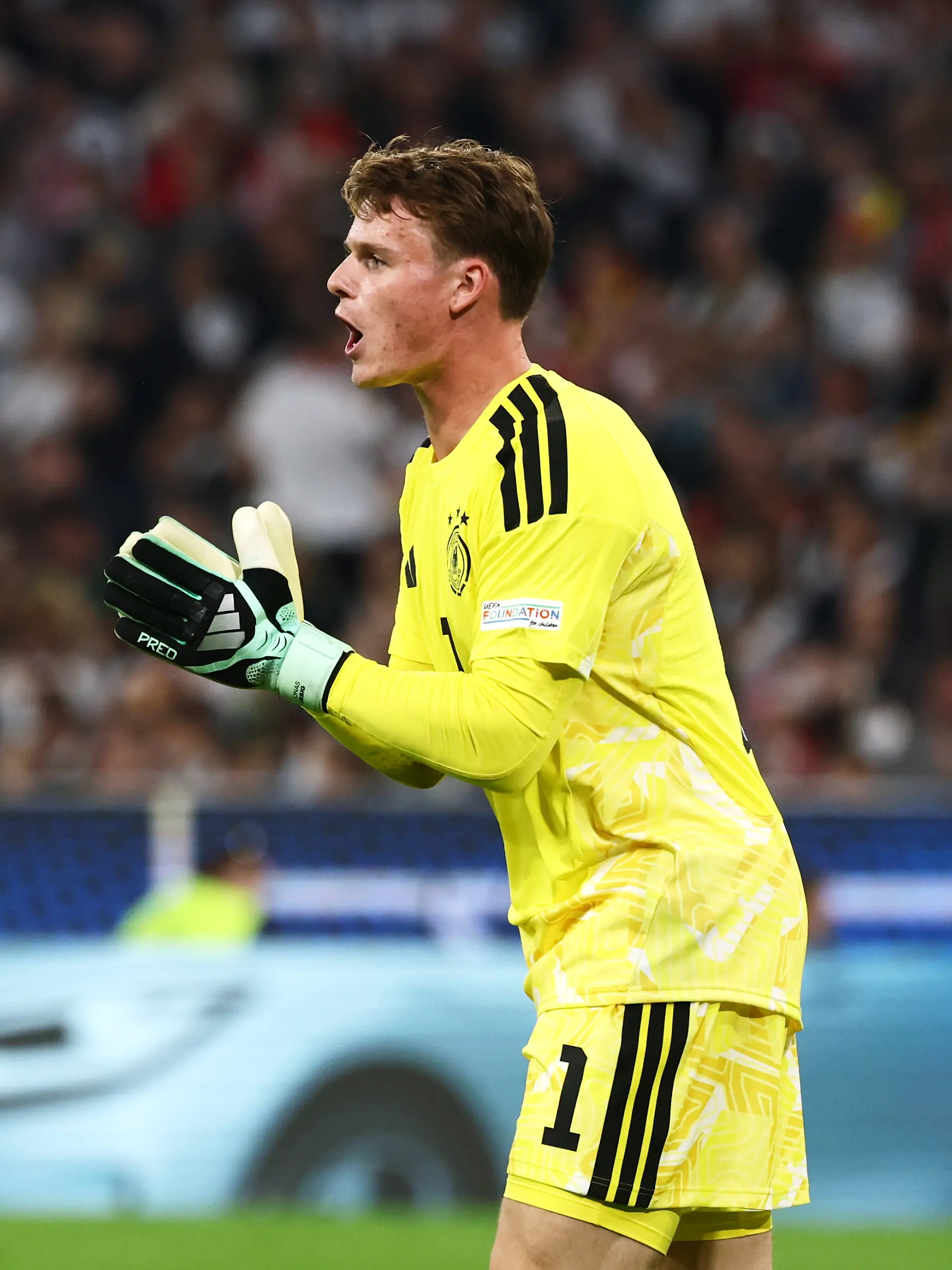 Fußball, Männer: Nations League A, Deutschland - Serbien, Gruppenphase, Gruppe 2, 3. Spieltag, Allianz Arena, Torhüter Jonas Urbig (Deutschland) in Aktion.
