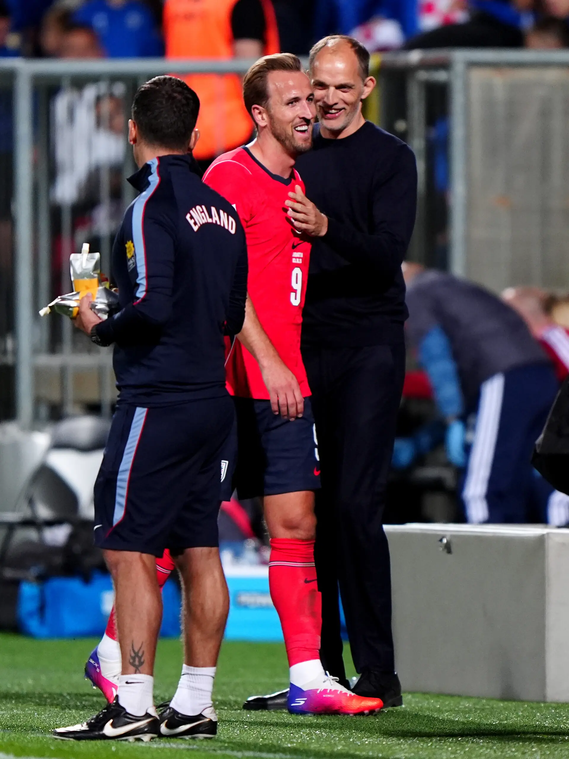 Fußball, Männer: Nations League A, Kroatien - England, Gruppenphase, Gruppe 3, 3. Spieltag, Stadion Rujevica. Der englische Nationaltrainer Thomas Tuchel (r) mit Harry Kane, nachdem dieser ausgewechselt wurde. +++ dpa-Bildfunk +++