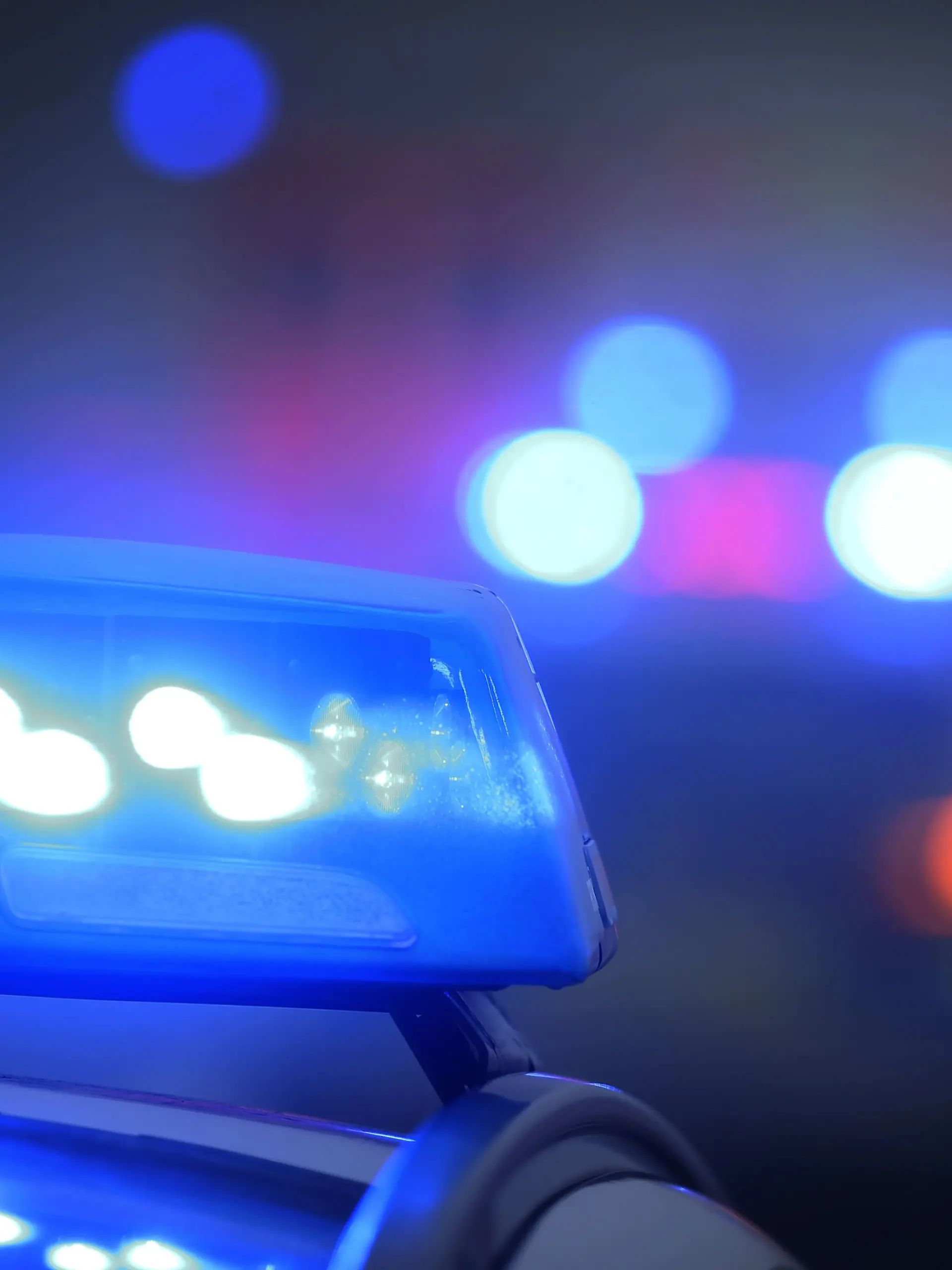 Die Polizei sucht nach der Messerattacke nach den Tätern.