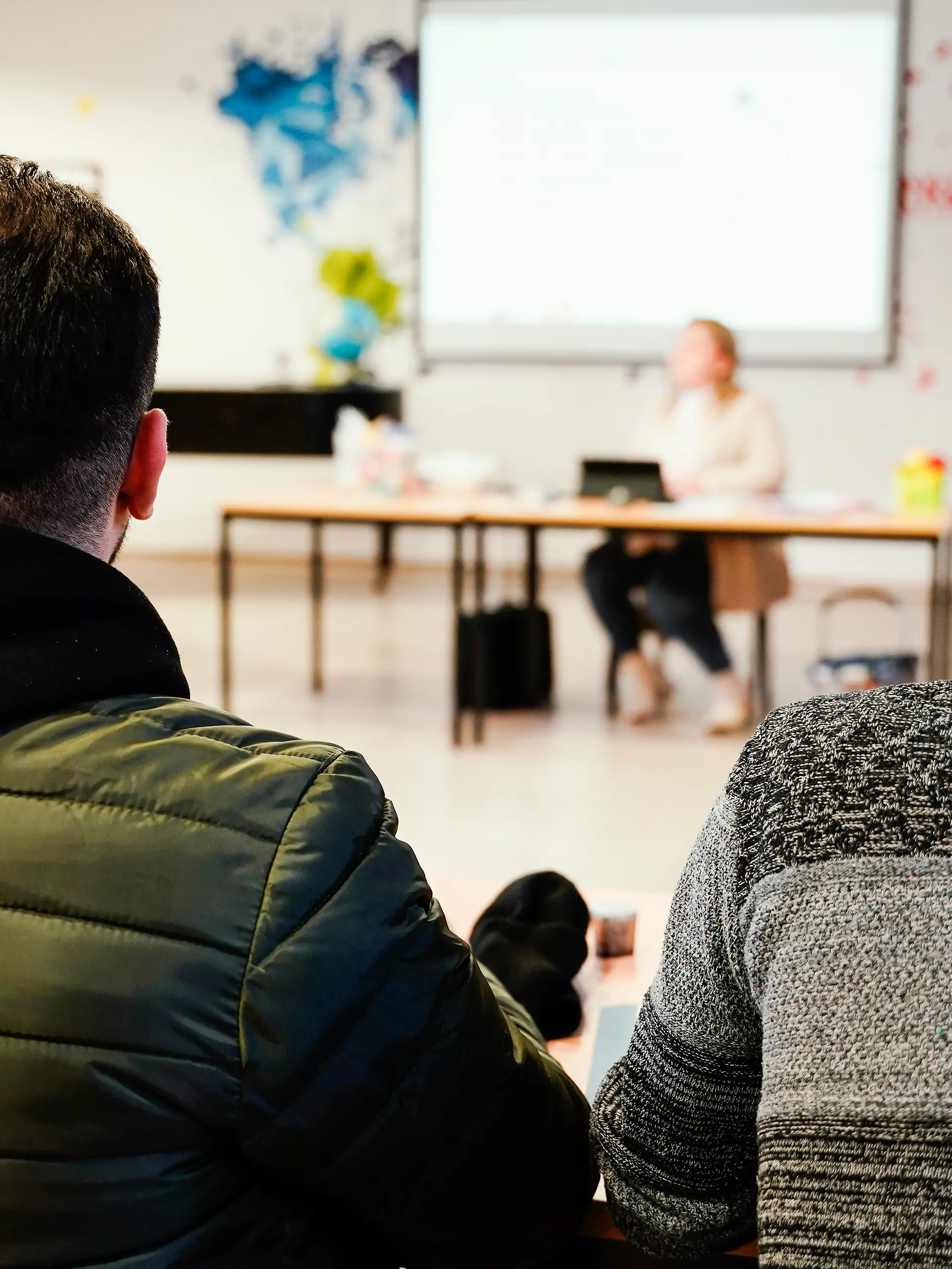Flüchtlinge nehmen in der Aufnahmeeinrichtung für Asylbegehrende (Afa) an einem Deutschunterricht teil.