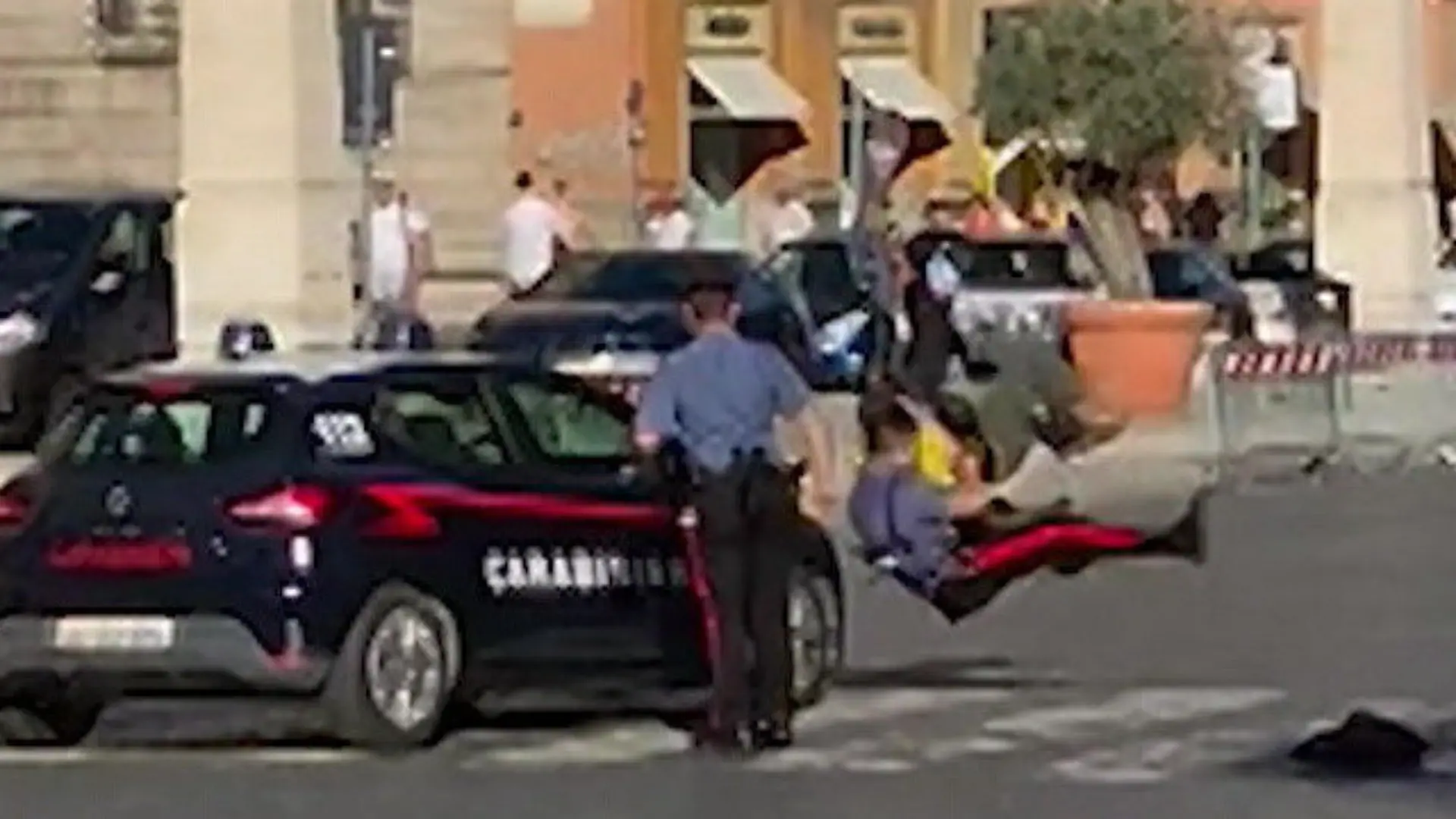 Das ist doch einer von euch! Polizist fährt eigenen Kollegen über den Haufen Bei Verfolgungsjagd in Rom