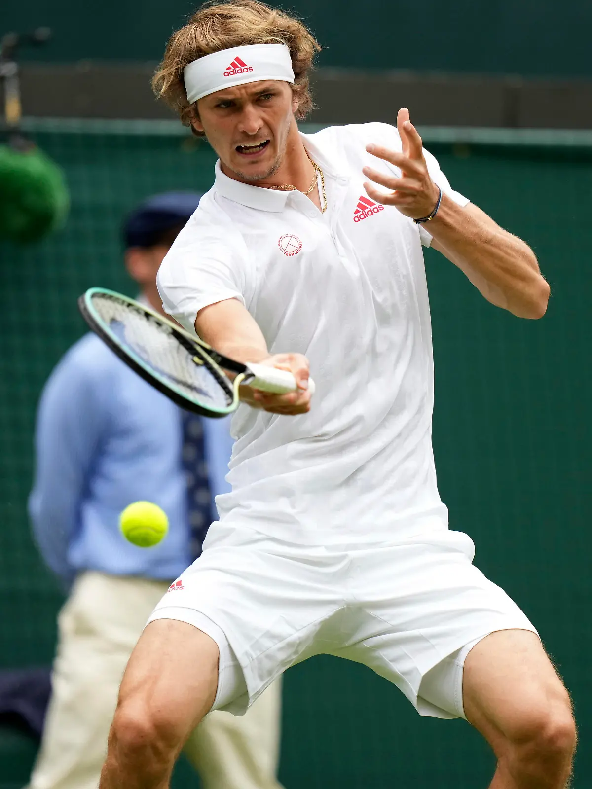 29.06.2021, Großbritannien, London: Tennis: Grand Slam/WTA-Tour/ATP-Tour - Wimbledon, Einzel, Herren, 1. Runde, Griekspoor (Niederlande) - A.Zverev (Deutschland): Alexander Zverev aus Deutschland in Aktion. Foto: Alberto Pezzali/AP/dpa +++ dpa-Bildfunk +++