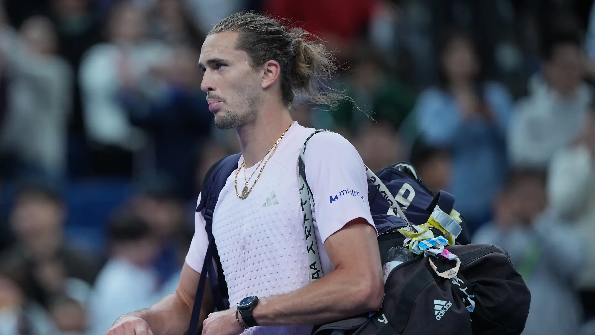Der Deutsche Alexander Zverev verlässt den Platz. 