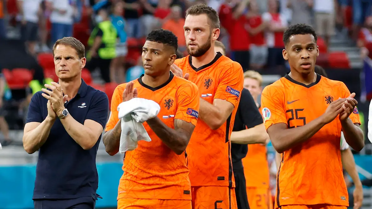 Soccer Football - Euro 2020 - Round of 16 - Netherlands v Czech Republic - Puskas Arena, Budapest, Hungary - June 27, 2021 Netherlands coach Frank de Boer, Patrick van Aanholt, Stefan de Vrij and Jurrien Timber look dejected after the match Pool via REUTERS/Bernadett Szabo