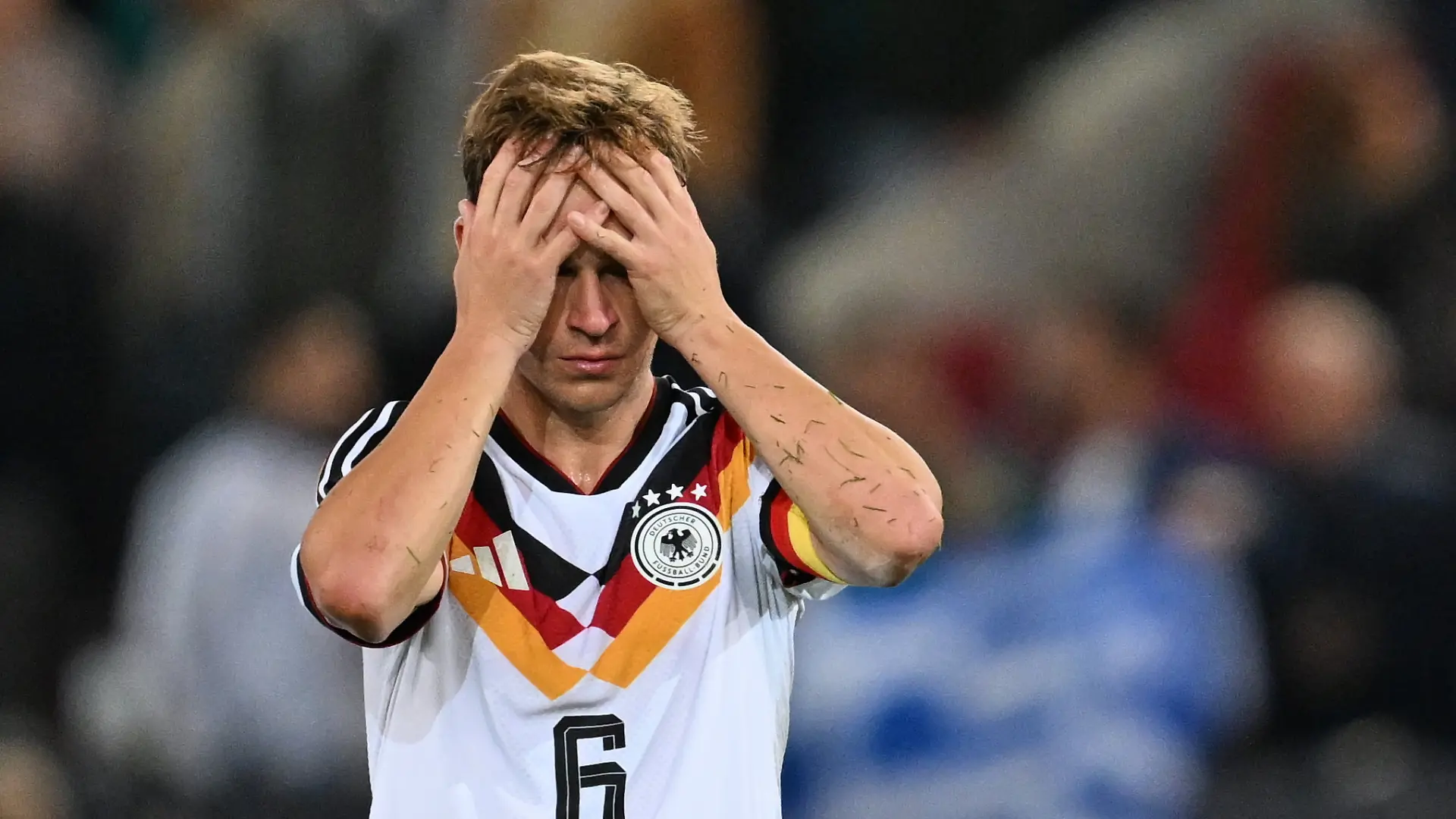 27.09.2026, Bayern, Augsburg: Fußball, Männer: Nations League A, Deutschland - Griechenland, Gruppenphase, Gruppe 2, 2. Spieltag in der WWK-Arena. Joshua Kimmich (Deutschland) steht nach dem Spiel auf dem Platz. (zu dpa: «Klopps Kater schon vorm Wiesn-Spiel - Weg «alternativlos»») Foto: Sven Hoppe/dpa +++ dpa-Bildfunk +++
