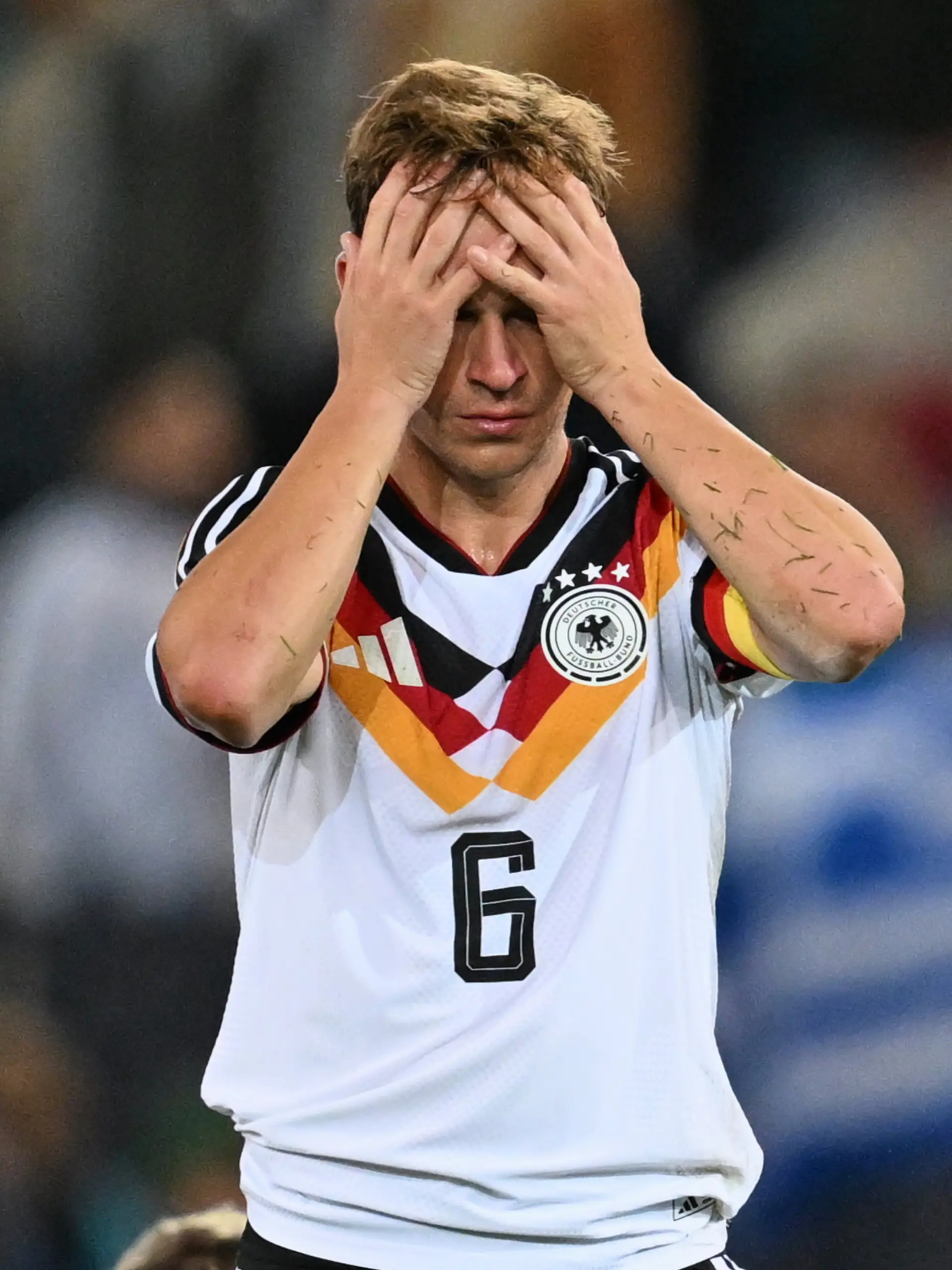 27.09.2026, Bayern, Augsburg: Fußball, Männer: Nations League A, Deutschland - Griechenland, Gruppenphase, Gruppe 2, 2. Spieltag in der WWK-Arena. Joshua Kimmich (Deutschland) steht nach dem Spiel auf dem Platz. (zu dpa: «Klopps Kater schon vorm Wiesn-Spiel - Weg «alternativlos»») Foto: Sven Hoppe/dpa +++ dpa-Bildfunk +++