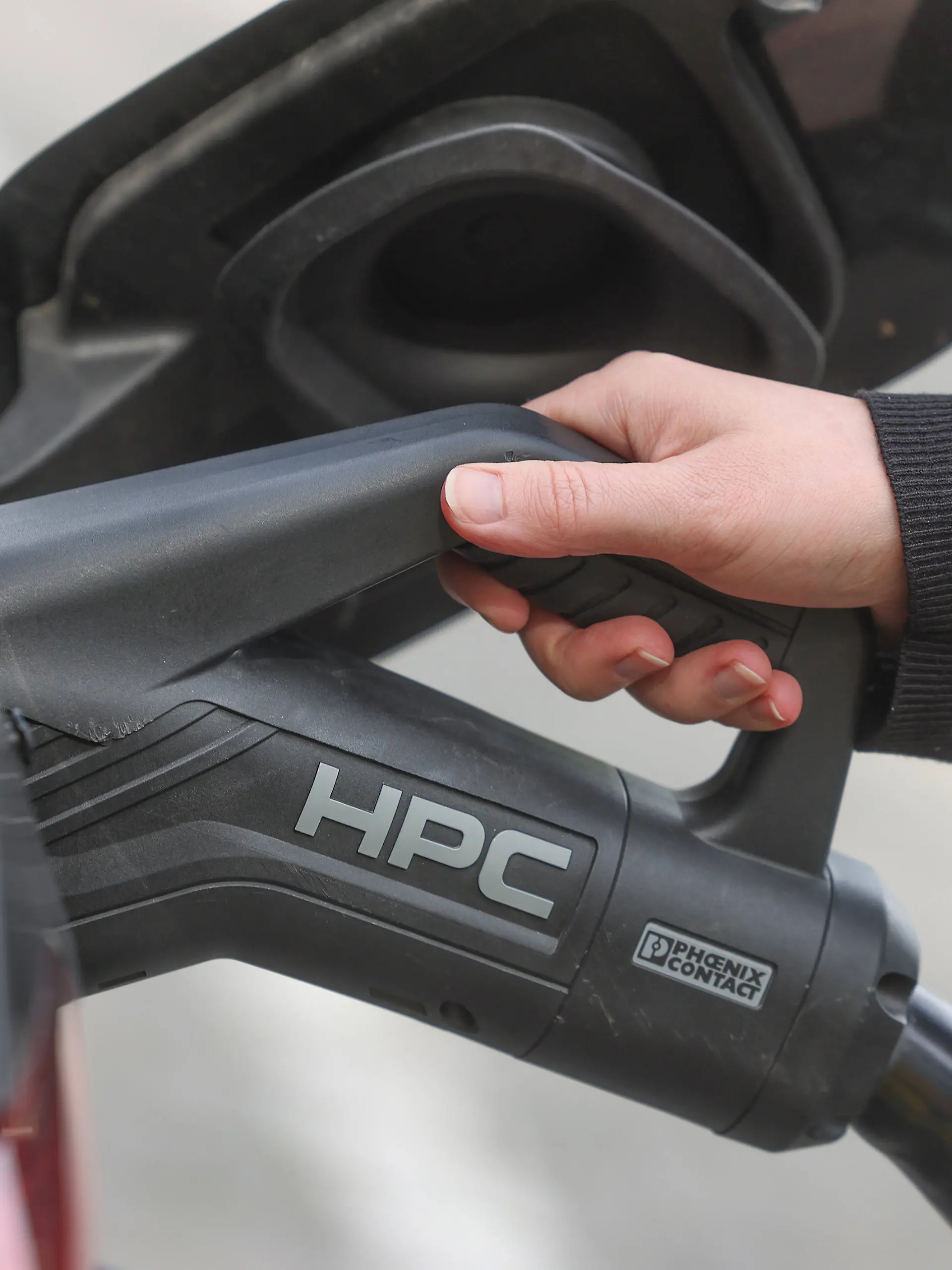 Ein Elektrofahrzeug wird an der Raststaette Raststätte Siegerland West geladen. Das Ladekabel steckt im Stecker am Auto. Eine Hand, Frauenhand am Griff. Elektromobilitaet Elektromobilität am 19.09.2026 in Siegen/Deutschland. *** An electric vehicle is being charged at the Siegerland West rest stop. The charging cable is plugged into the car. A handa woman s handis on the handle. Electric mobility on September 19, 2026, in Siegen, Germany