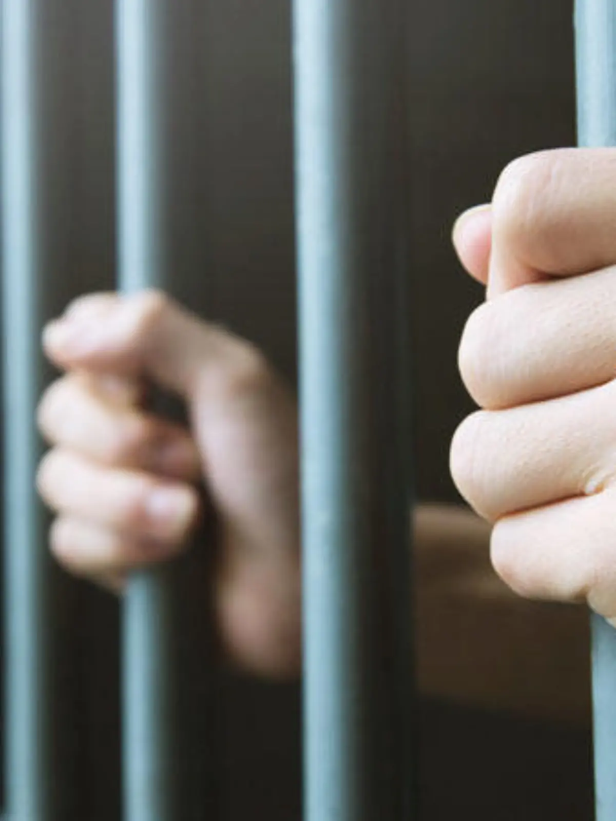 Der Knast hilft nicht aus dem Teufelskreis der Kriminalität! Das sind die harten Vorwürfe eines früheren Vollzugsbediensteten, eines Ex-Häftlings und eines Strafverteidigers. Sie alle packen bei unserer Reporterin Verena Jendges aus - über gefährliche Hierarchien, russische Gangs und andere Missstände hinter Gittern. Was läuft da alles schief und was sagen die Verantwortlichen dazu? Das sehen Sie in unserem Video.