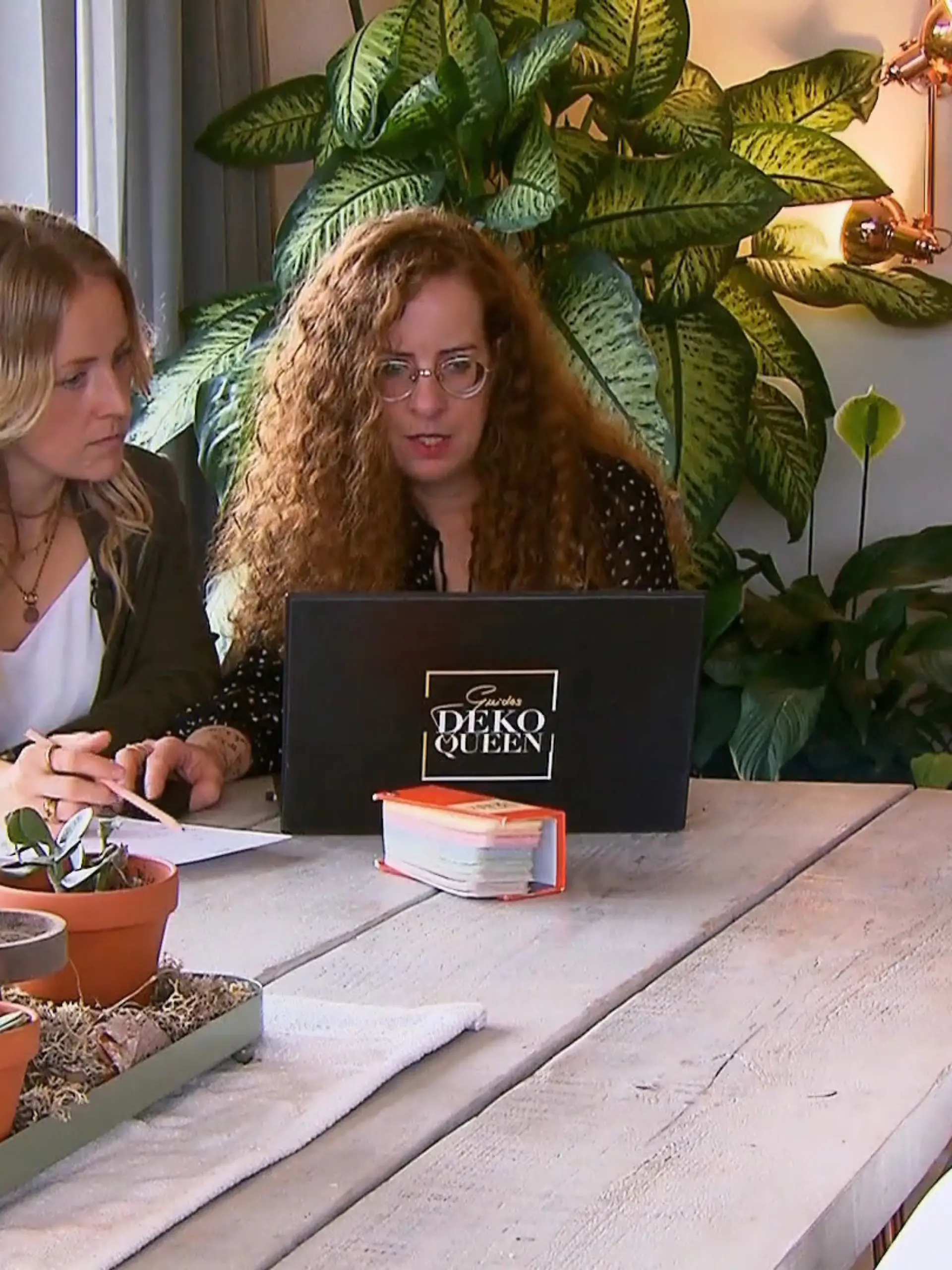 Bild zu: "Natalie und Denise kämpfen um den perfekten Mid-Century-Look"