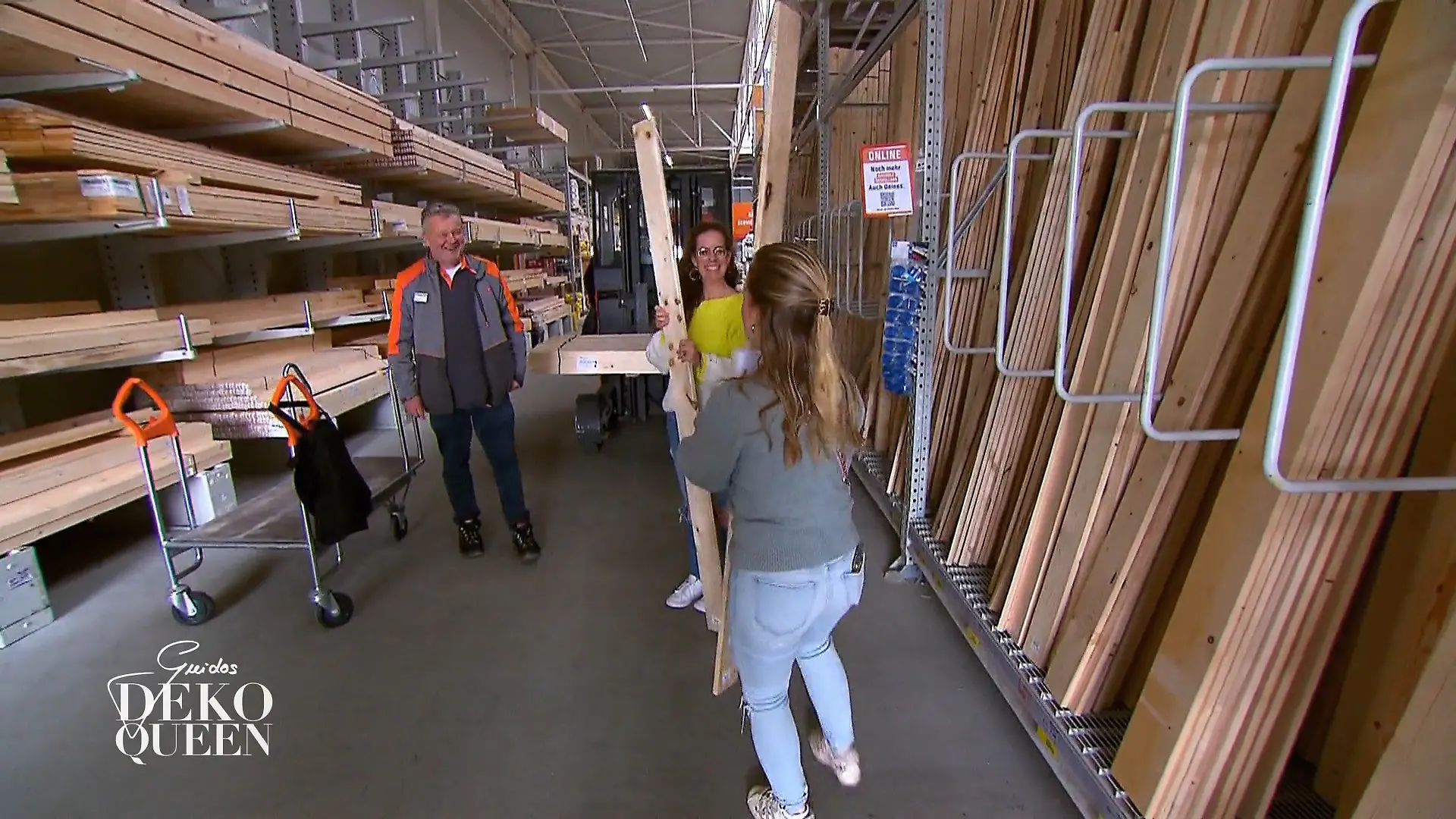 Finden Natalie und Denise jetzt auch noch das richtige Holz für den Vintage-Flur? Eyecatcher gefunden