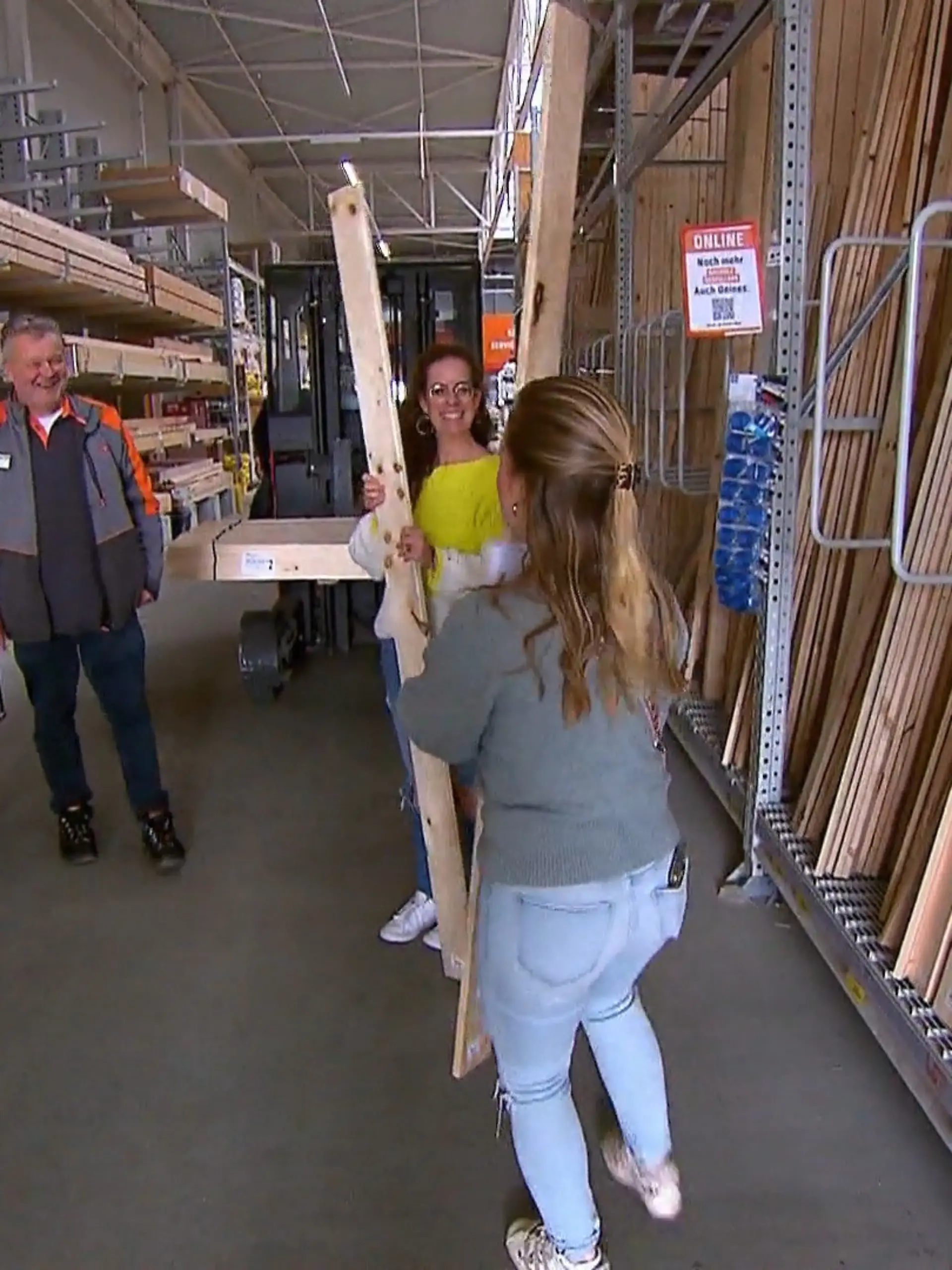 Bild zu: "Finden Natalie und Denise jetzt auch noch das richtige Holz für den Vintage-Flur?"