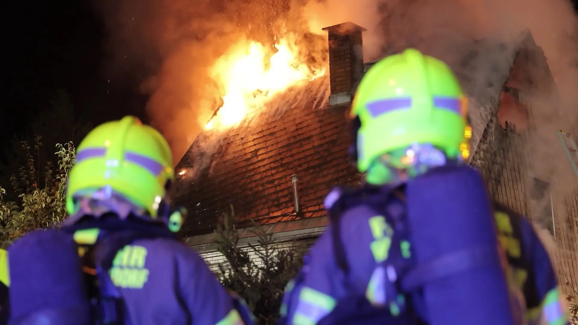 Die Flammen breiten sich unten in dem Haus und später bis zum Dach aus. 