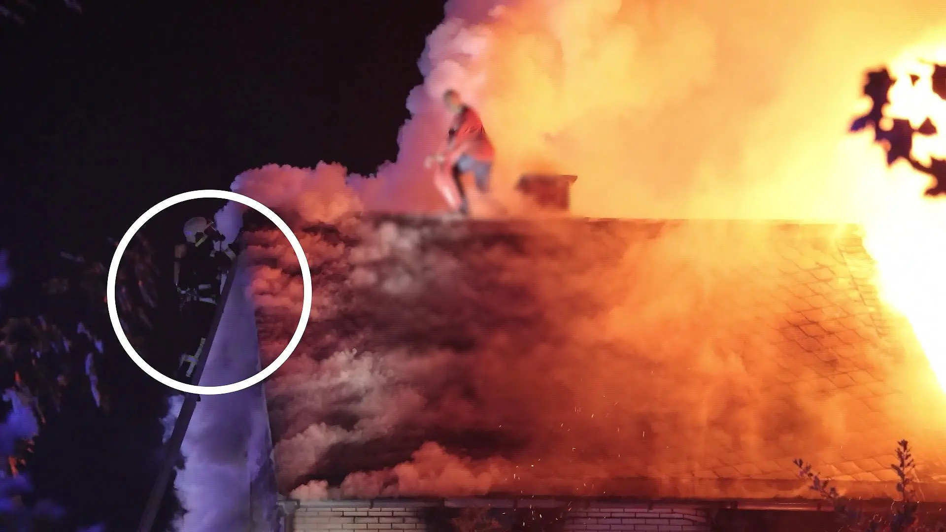 Bewohner rettet sich vor den Flammen aufs Dach Rettung in letzter Minute