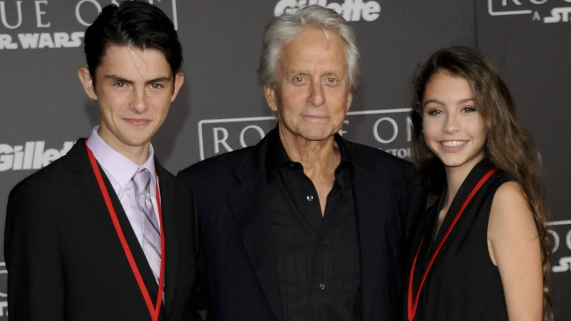 Michael Douglas mit Sohn Dylan und Tochter Carys bei einem gemeinsamen Auftritt.