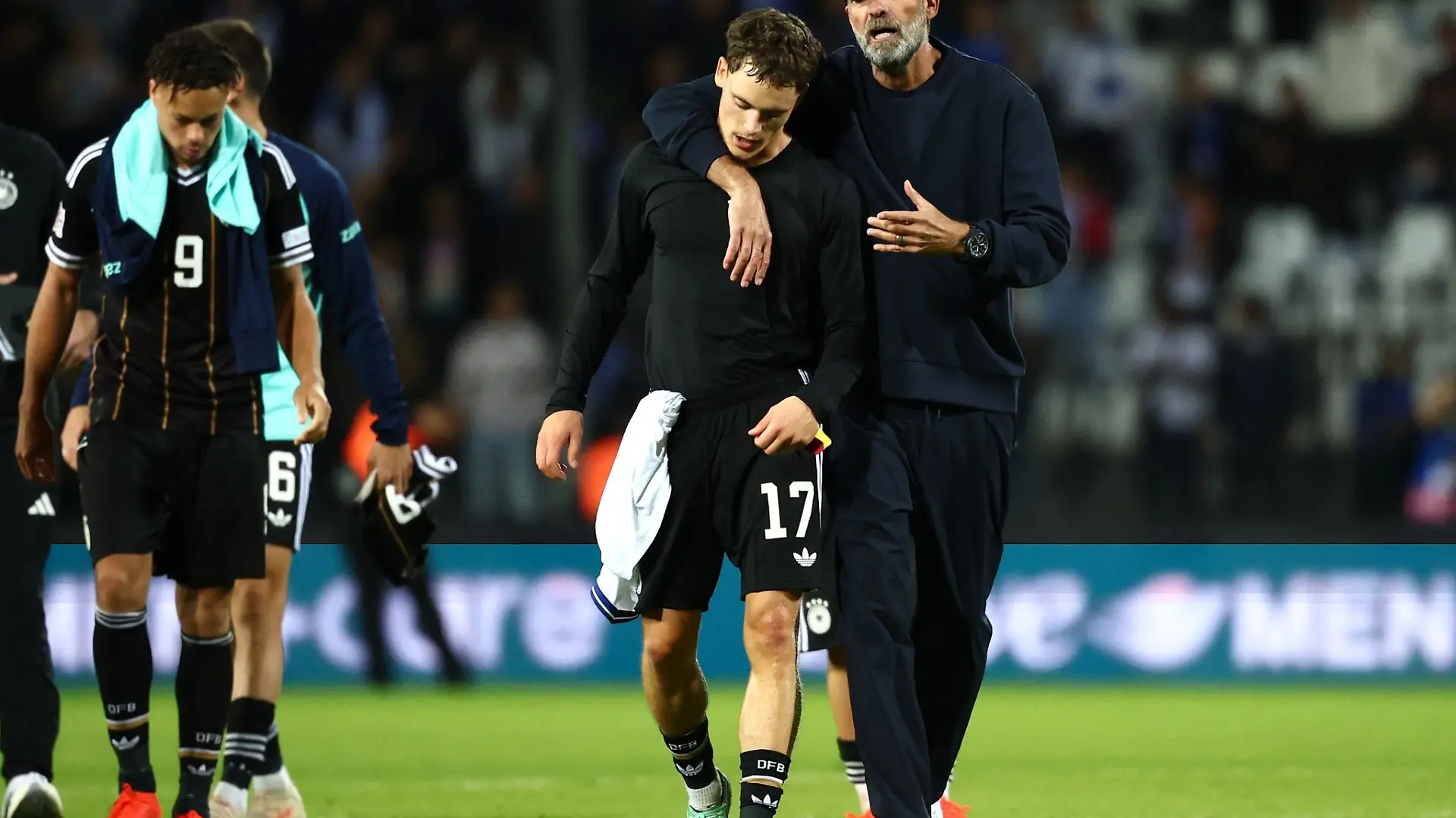 Jürgen Klopp als Umarmer und Menschenfänger, wie nach dem Spiel mit Kapitän Florian Wirtz.