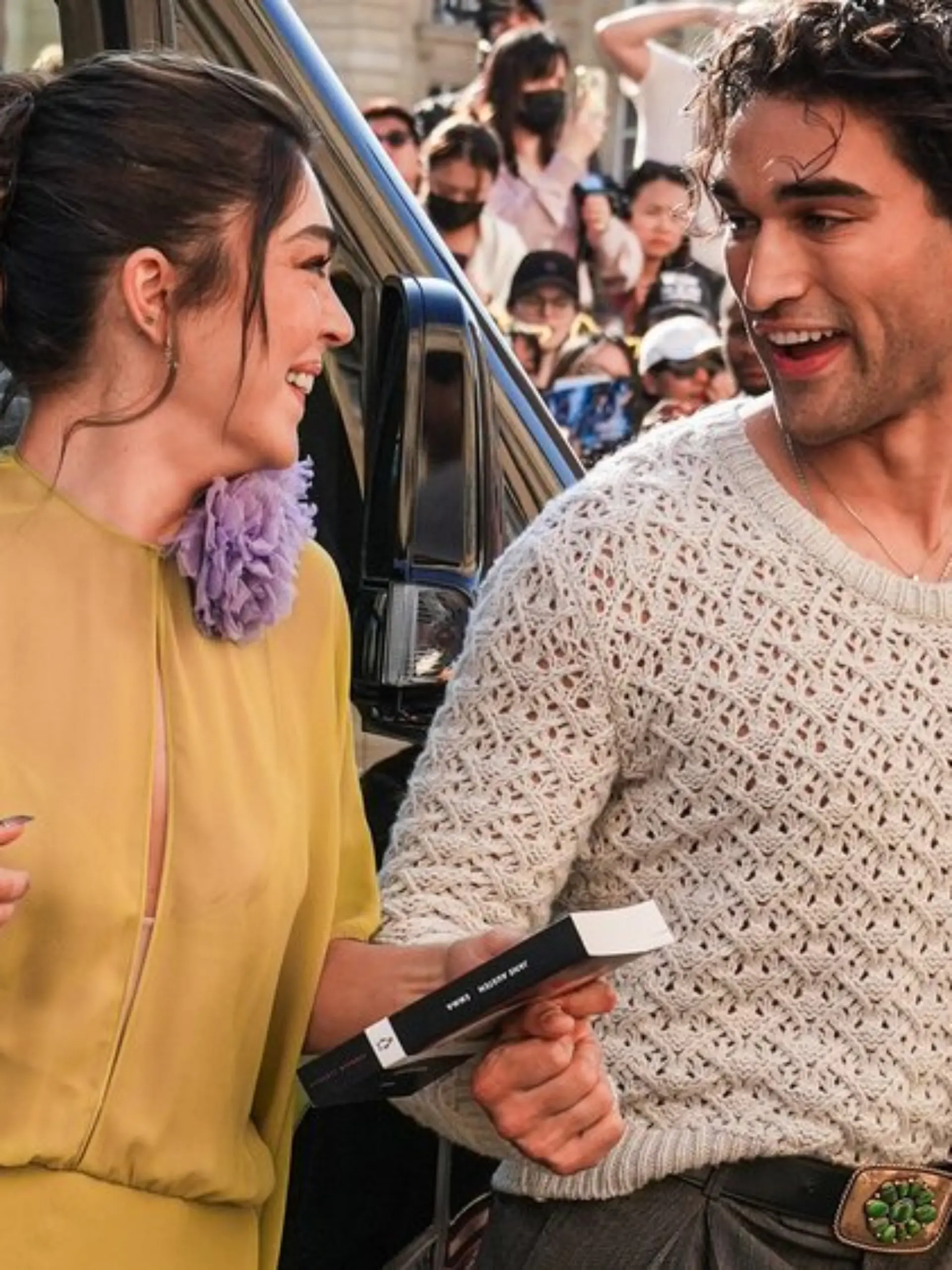 Mika Abdalla und Josh Heuston zeigen sich in Paris Händchen haltend.