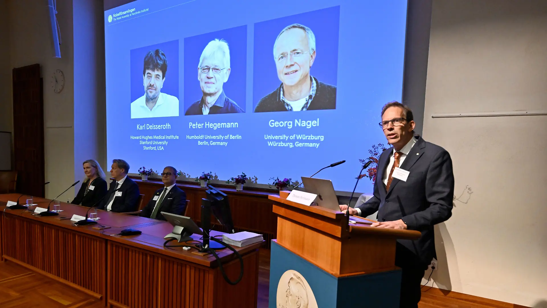 Der Medizin-Nobelpreis 2026 geht an Karl Deisseroth, Peter Hegemann und Georg Nagel. In Stockholm wurden die drei Forscher als Preisträger bekannt gegeben.