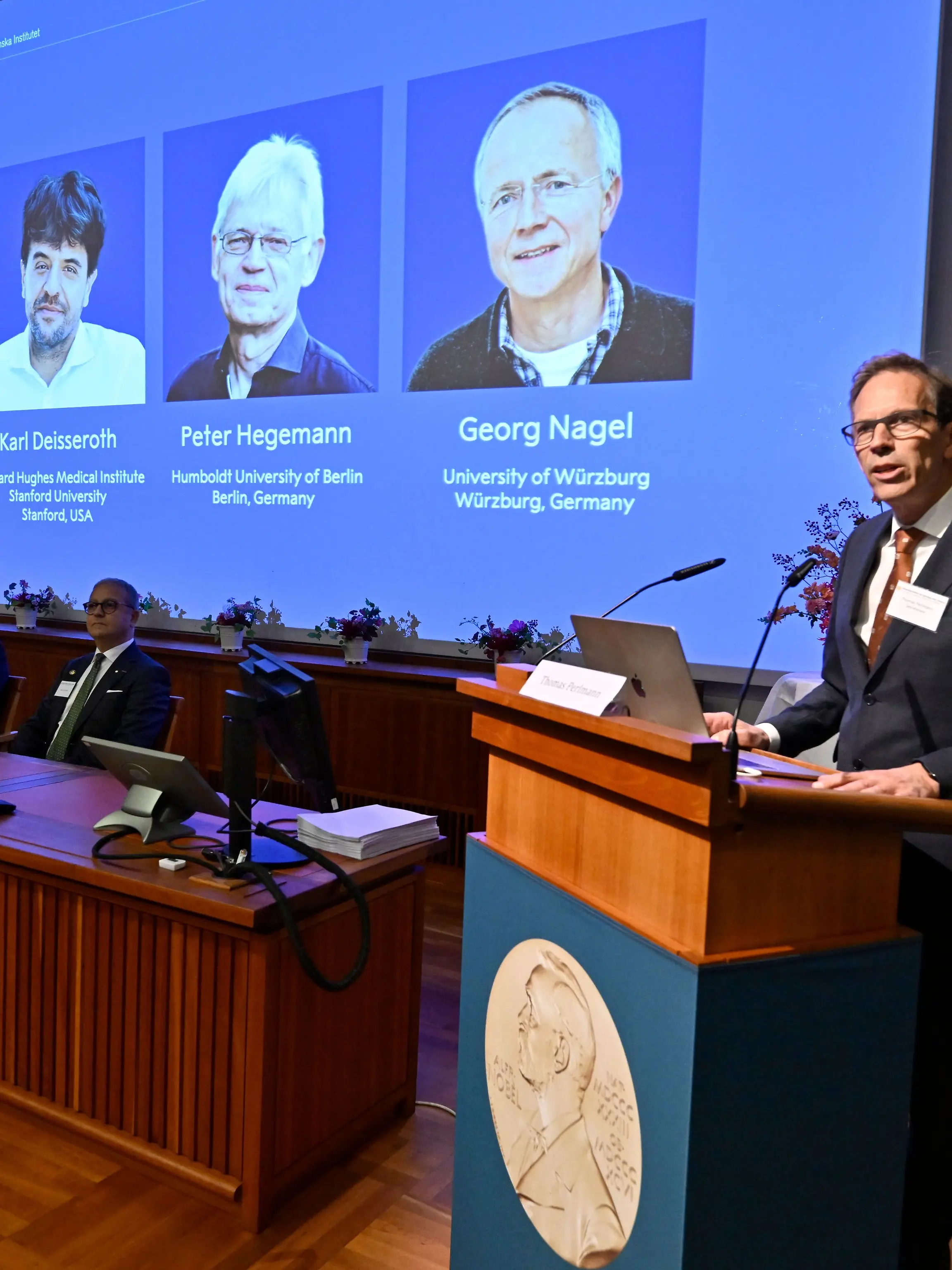 Der Medizin-Nobelpreis 2026 geht an Karl Deisseroth, Peter Hegemann und Georg Nagel. In Stockholm wurden die drei Forscher als Preisträger bekannt gegeben.