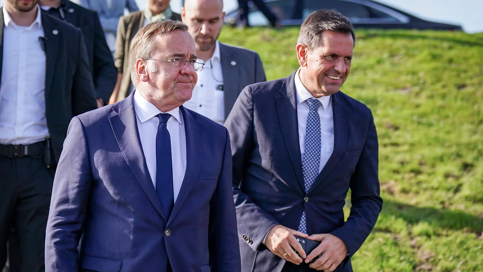 Verteidigungsminister Boris Pistorius (SPD) und Ministerpräsident Olaf Lies (SPD) unterzeichnen am Montag eine Absichtserklärung.