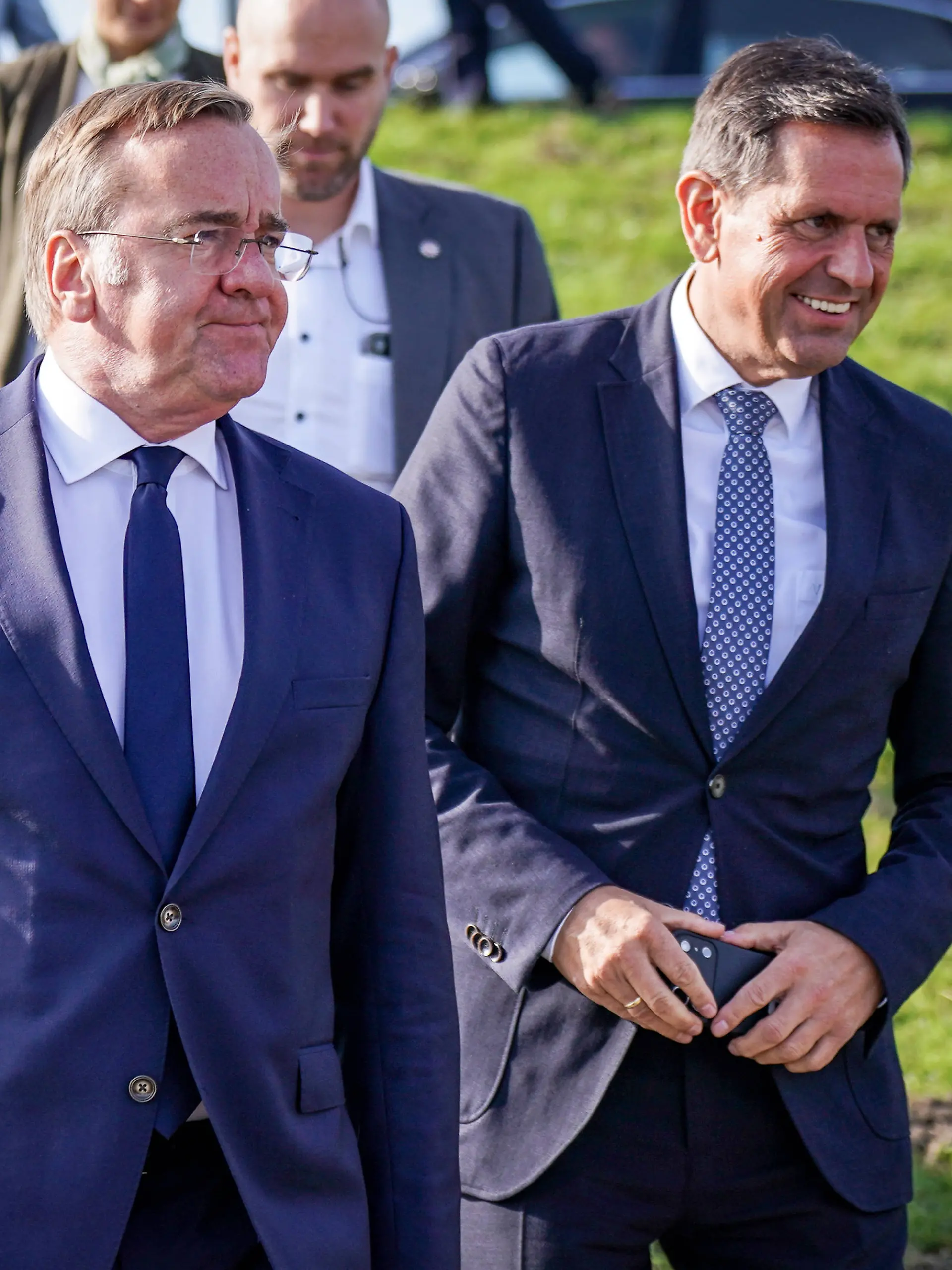 Bild zu: "Pistorius gibt Milliardeninvestition bekannt! Zweiter Marinehafen an der Nordsee entsteht"