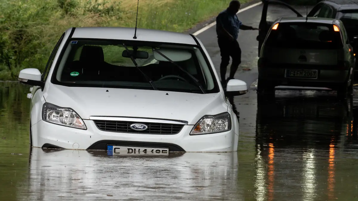 29.06.2021, Hessen, Frankfurt/Main: Ein Auto ist in einer überfluteten Unterführung unter der Friedberger Landstraße im Wasser liegengeblieben, nachdem ein starkes Gewitter über die Stadt hinweg gefegt war. Foto: Frank Rumpenhorst/dpa +++ dpa-Bildfunk +++