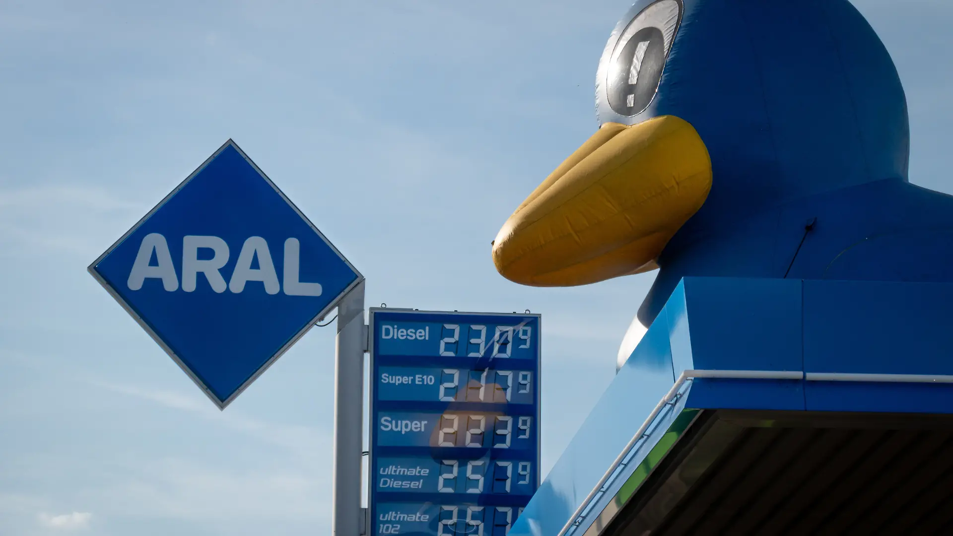 Auch nach der Einführung des 17-Cent-Tankrabatts durch die Bundesregierung bleiben die Spritpreise in Deutschland deutlich über 2,- Euro.