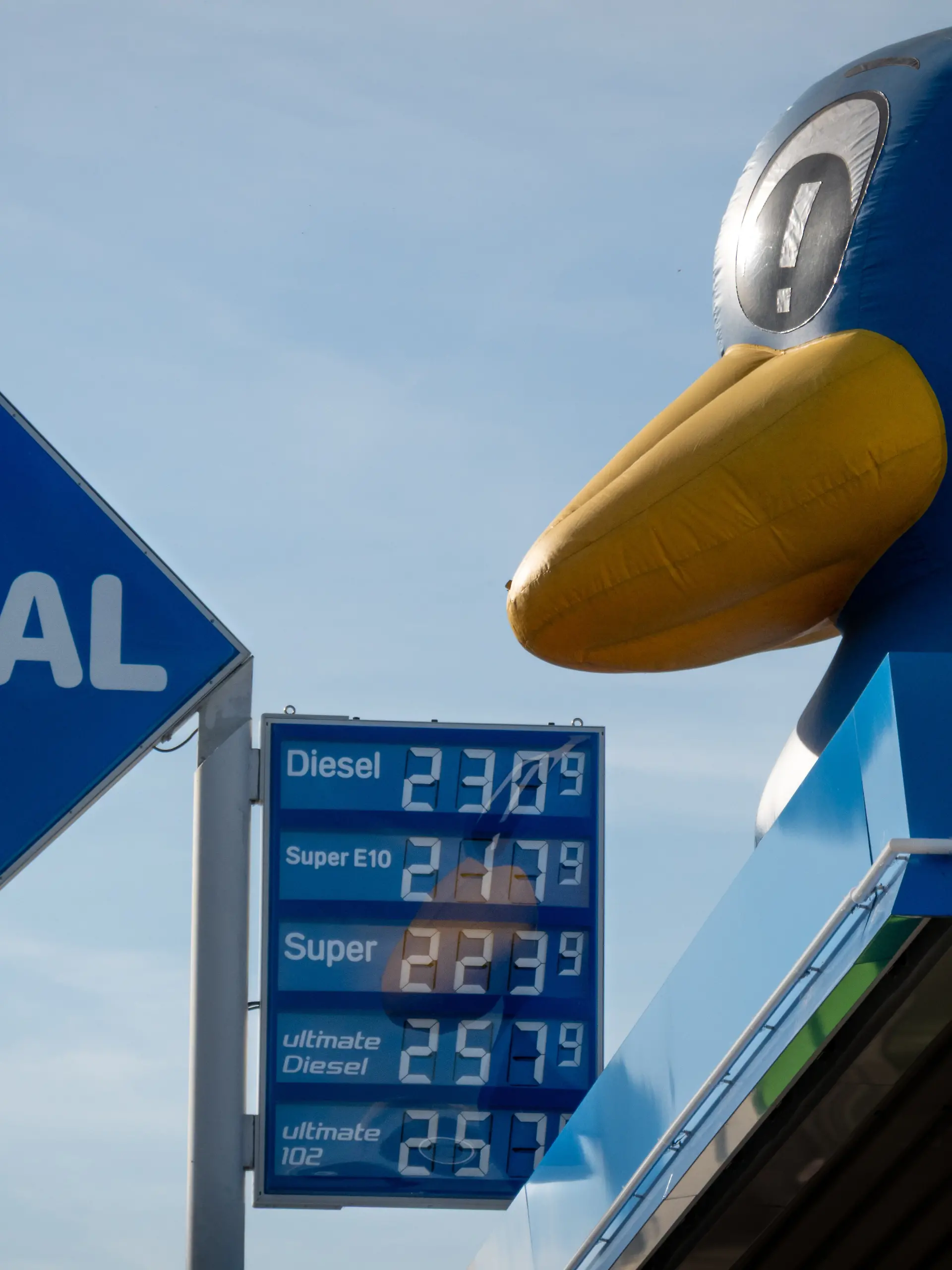 Auch nach der Einführung des 17-Cent-Tankrabatts durch die Bundesregierung bleiben die Spritpreise in Deutschland deutlich über 2,- Euro.