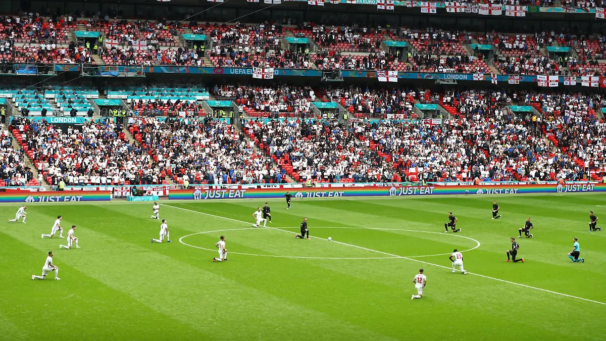 England und Deutschland gehen vor ihrem EM-Achtelfinale in die Knie - ein Zeichen gegen Rassismus.