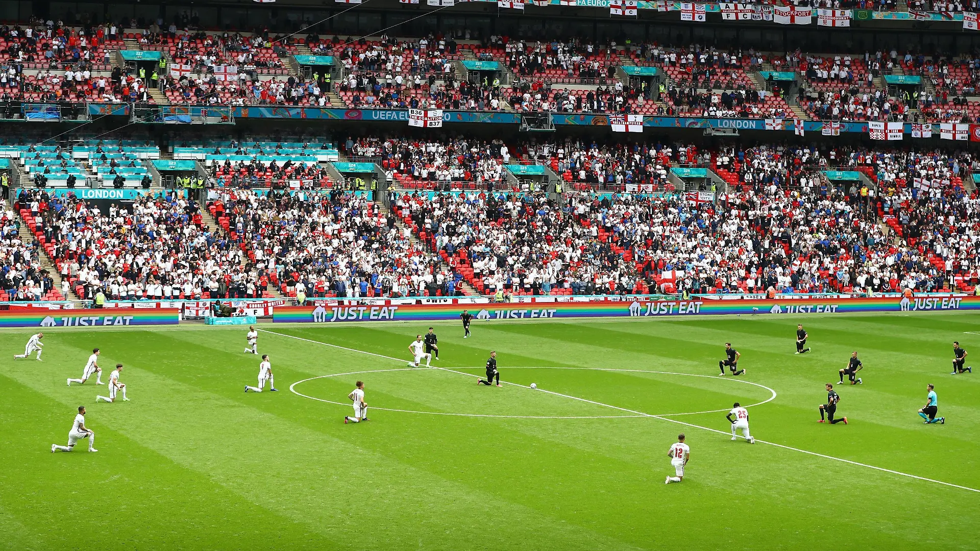 England und Deutschland gehen vor ihrem EM-Achtelfinale in die Knie - ein Zeichen gegen Rassismus.