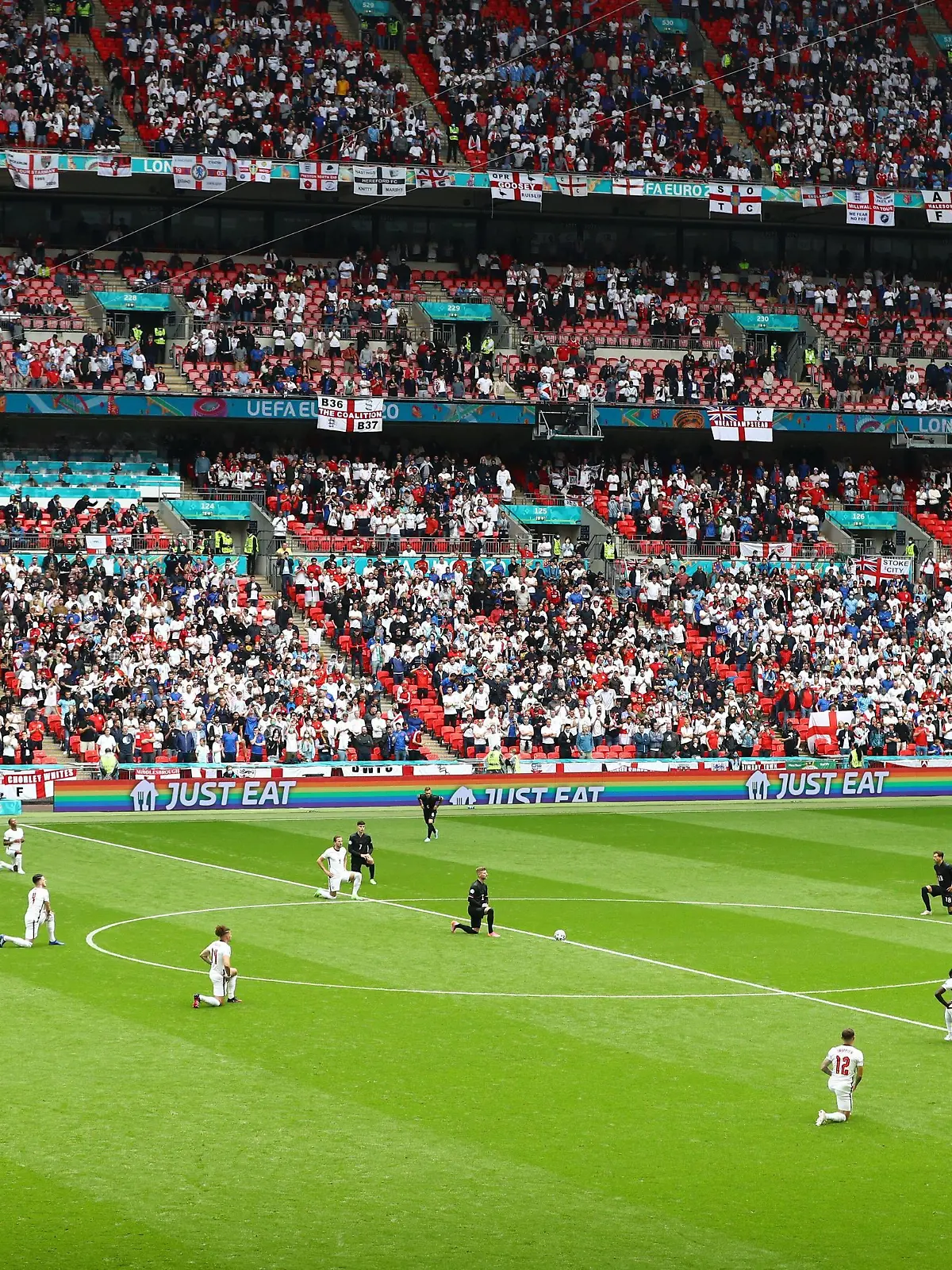 England und Deutschland gehen vor ihrem EM-Achtelfinale in die Knie - ein Zeichen gegen Rassismus.