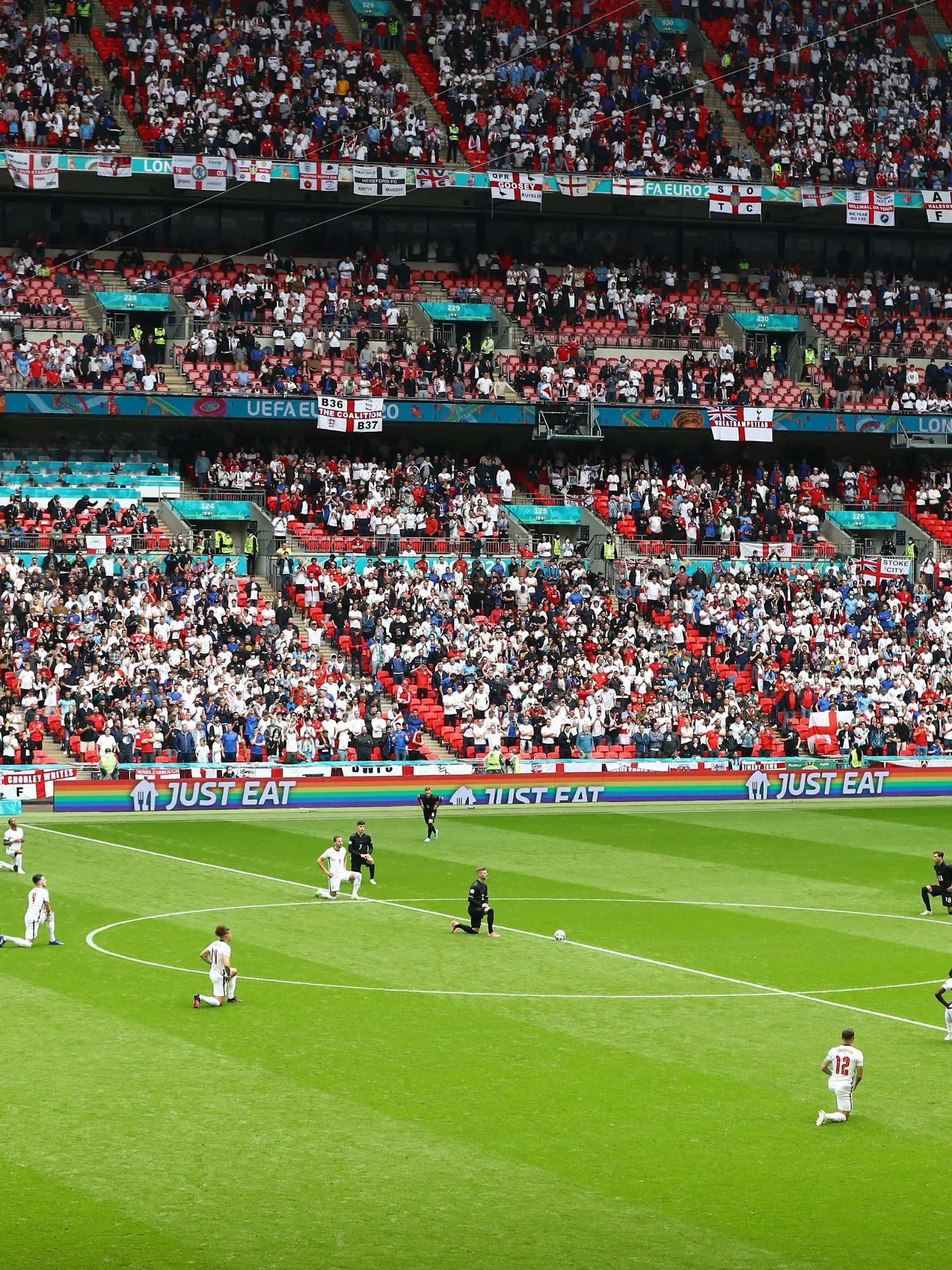 England und Deutschland gehen vor ihrem EM-Achtelfinale in die Knie - ein Zeichen gegen Rassismus.