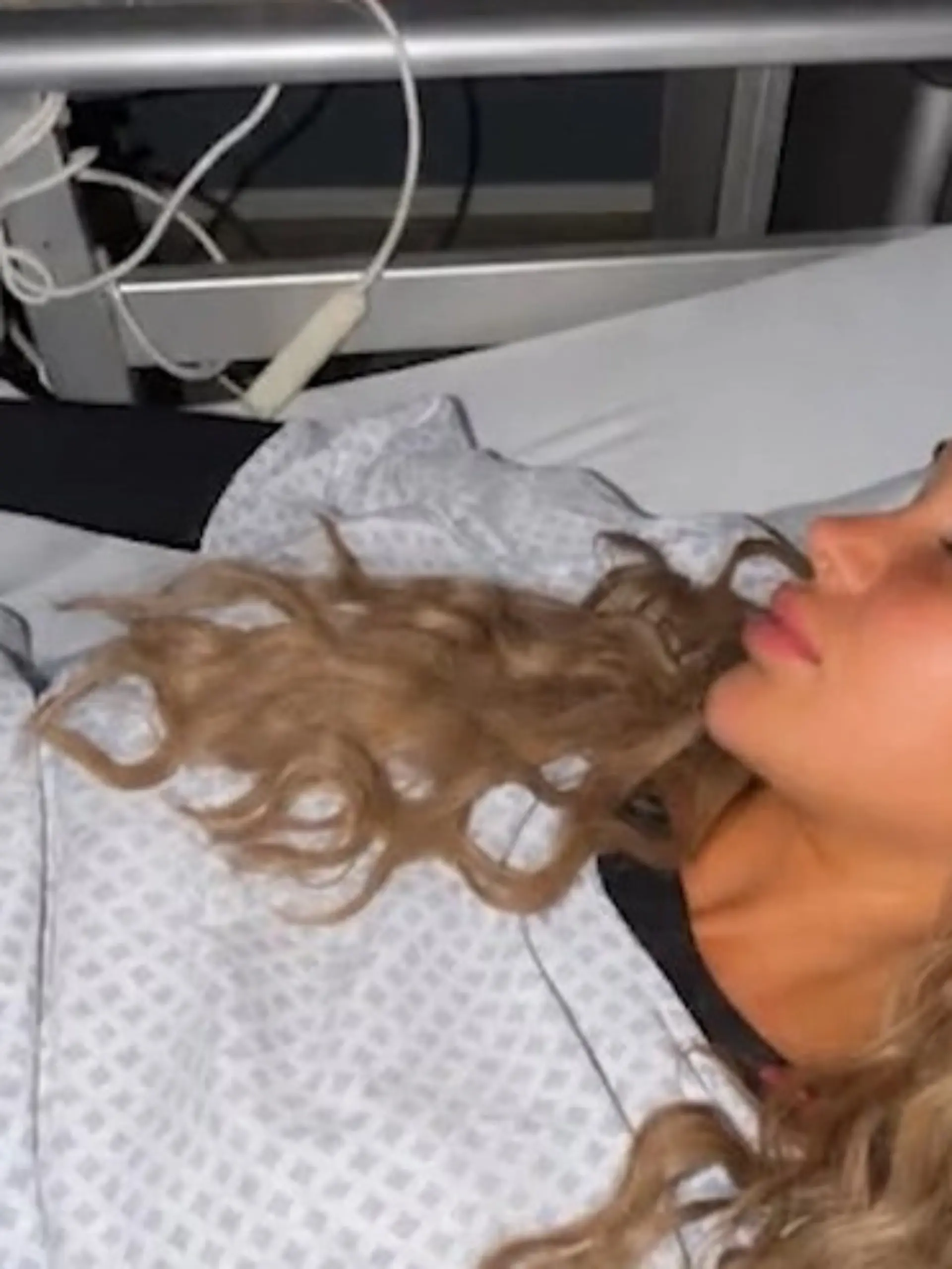 Bild zu: "Shitstorm für Realitystar Emmy Russ! DIESE Krankenhaus-Bilder verärgern Fans"