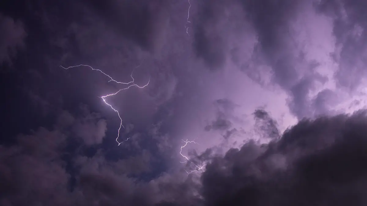 Unwetter in Bayern Blitze eines Gewitters sind am späten Abend am Himmel zu sehen., Geretsried Deutschland *** Thunderstorm in Bavaria Lightning of a thunderstorm is seen in the sky in the late evening , Geretsried Germany