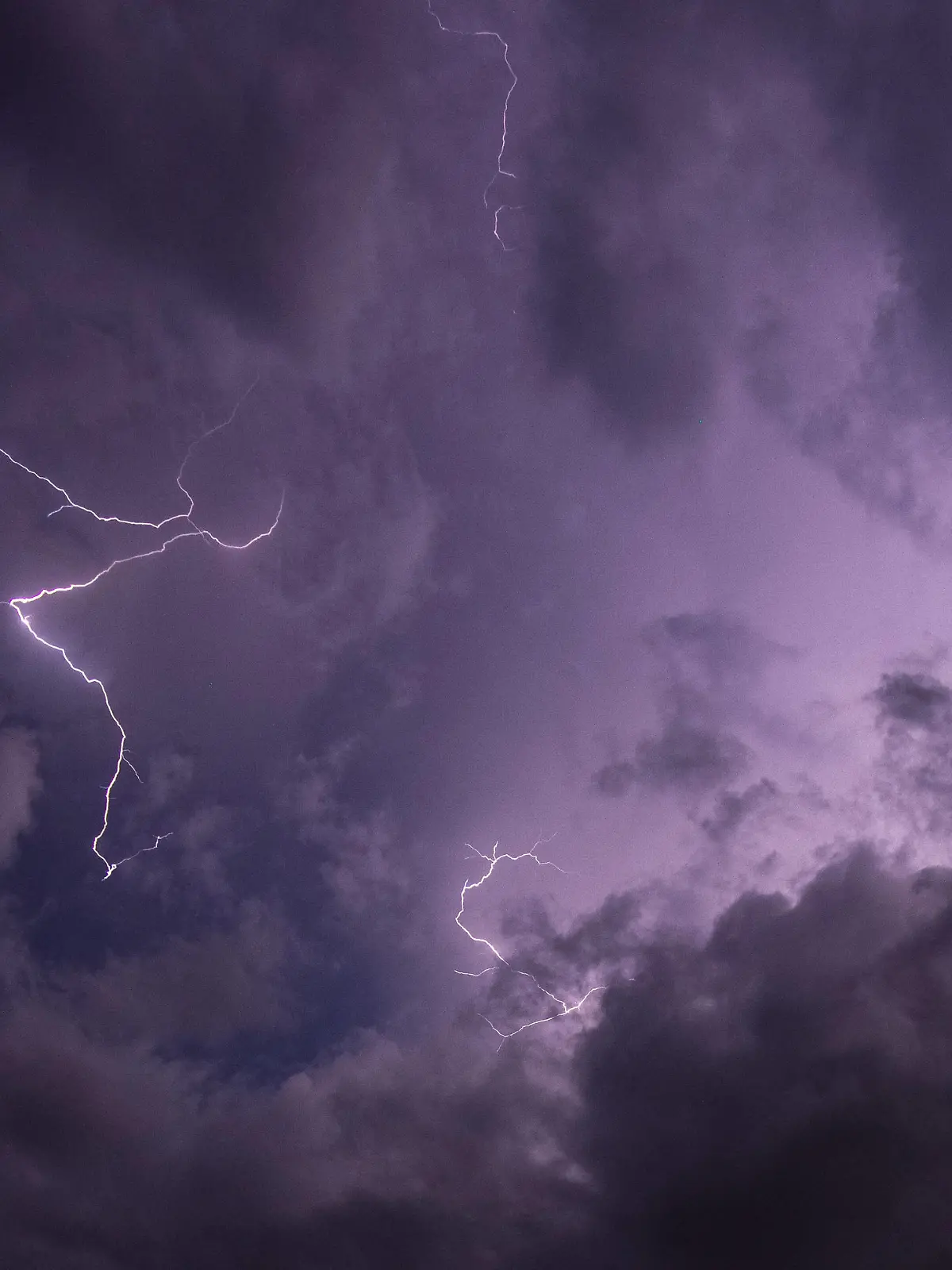 Unwetter in Bayern Blitze eines Gewitters sind am späten Abend am Himmel zu sehen., Geretsried Deutschland *** Thunderstorm in Bavaria Lightning of a thunderstorm is seen in the sky in the late evening , Geretsried Germany 
