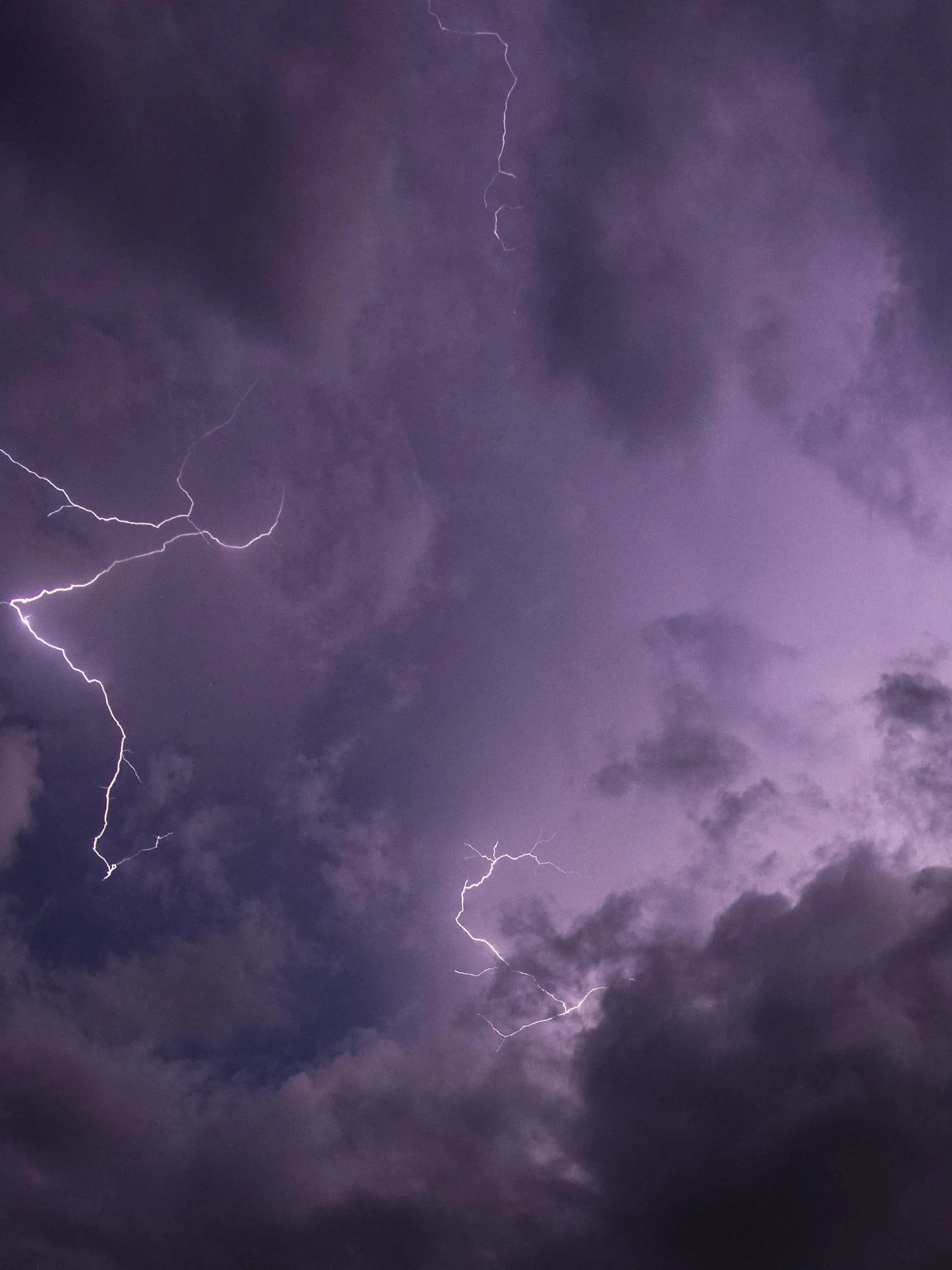 Unwetter in Bayern Blitze eines Gewitters sind am späten Abend am Himmel zu sehen., Geretsried Deutschland *** Thunderstorm in Bavaria Lightning of a thunderstorm is seen in the sky in the late evening , Geretsried Germany 