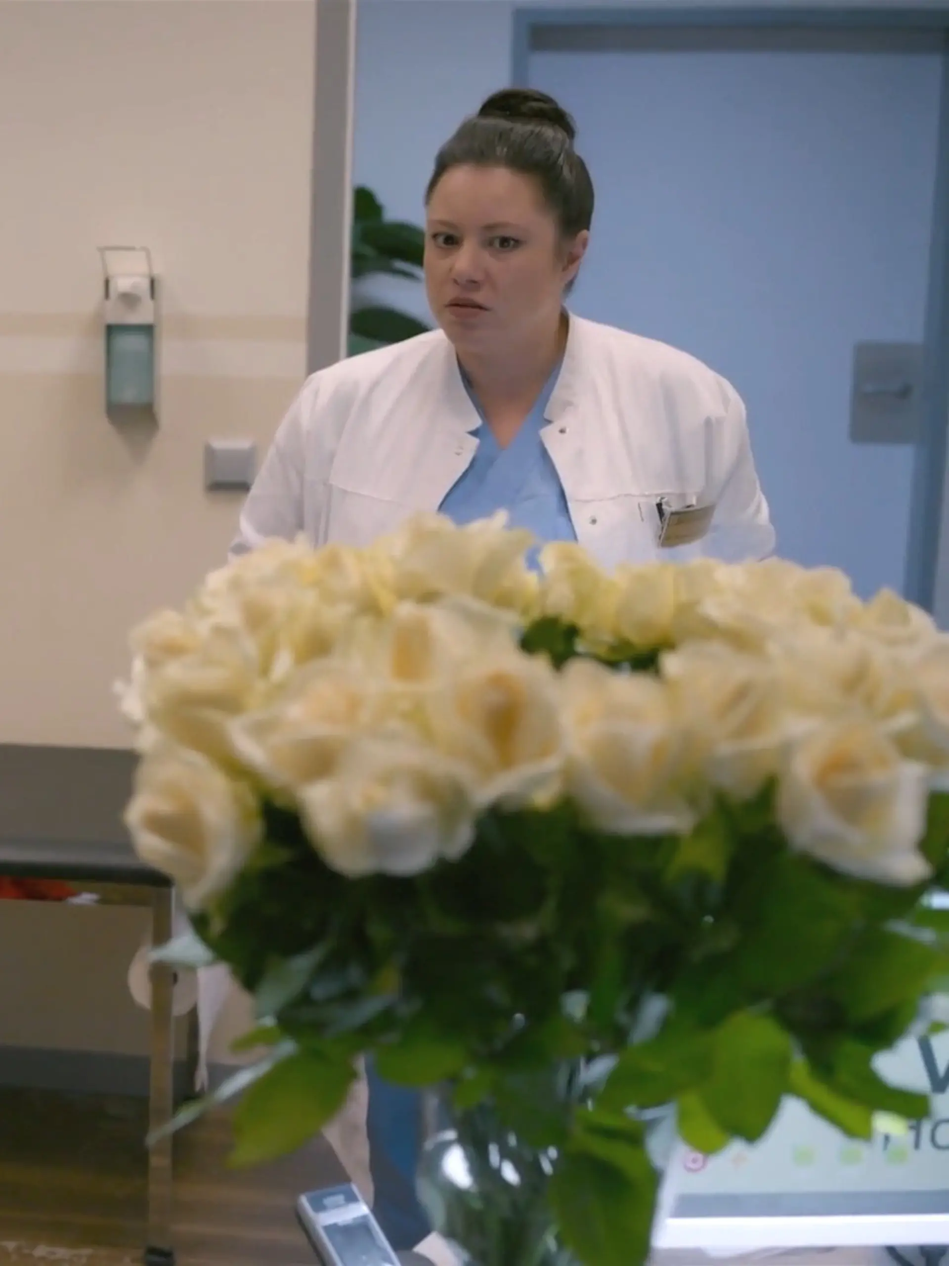 AWZ: Vanessa entdeckt einen Strauß Rosen auf ihrem Schreibtisch