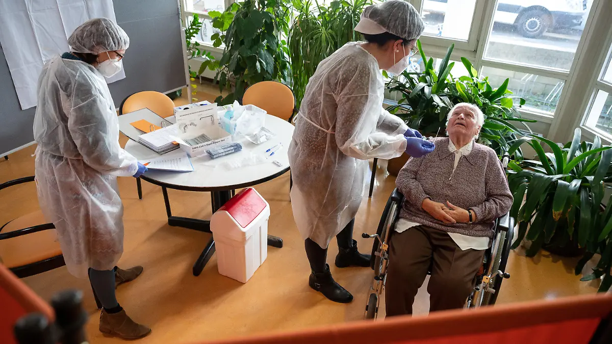 18.11.2020, Baden-Württemberg, Tübingen: Eine Altenpflegerin führt im Seniorenheim Pauline-Krone-Heim der Altenhilfe Tübingen einen Antigen-Corona-Schnelltest durch. (zu dpa: «Das große Testen») Foto: Sebastian Gollnow/dpa +++ dpa-Bildfunk +++